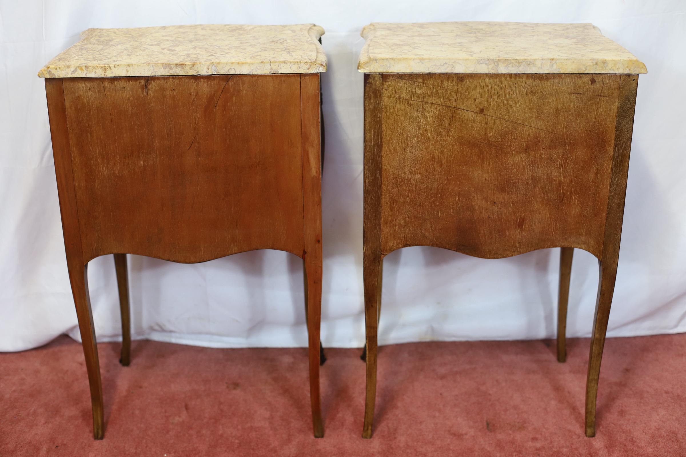 20th Century Beautiful Pair Of Louis XV Marble Topped Walnut Bedside Tables For Sale