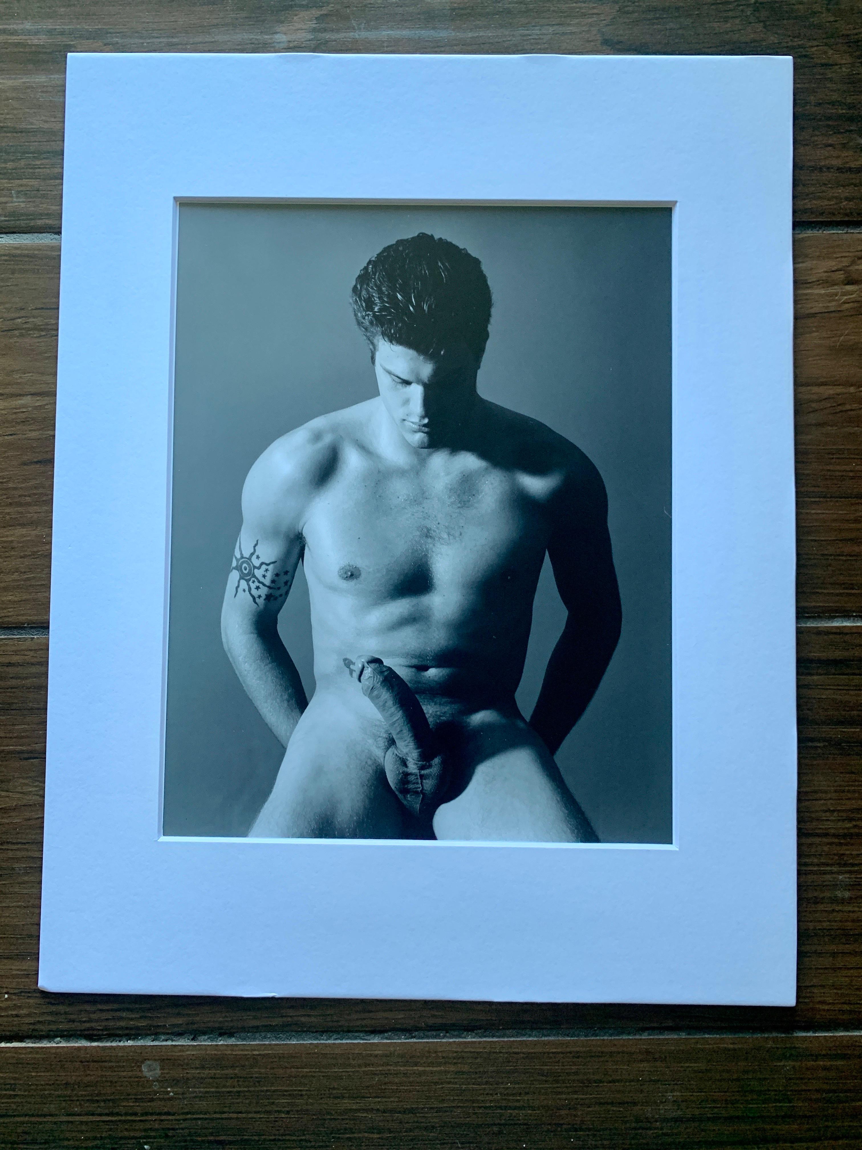 Un raro set di fotografie originali in bianco e nero dalla nostra collezione di nudi maschili vintage. Questo set di due fotografie è stato acquistato nei primi anni 2000. Mark Lynch era un talentuoso fotografo di ritratti e nudi maschili del Texas.