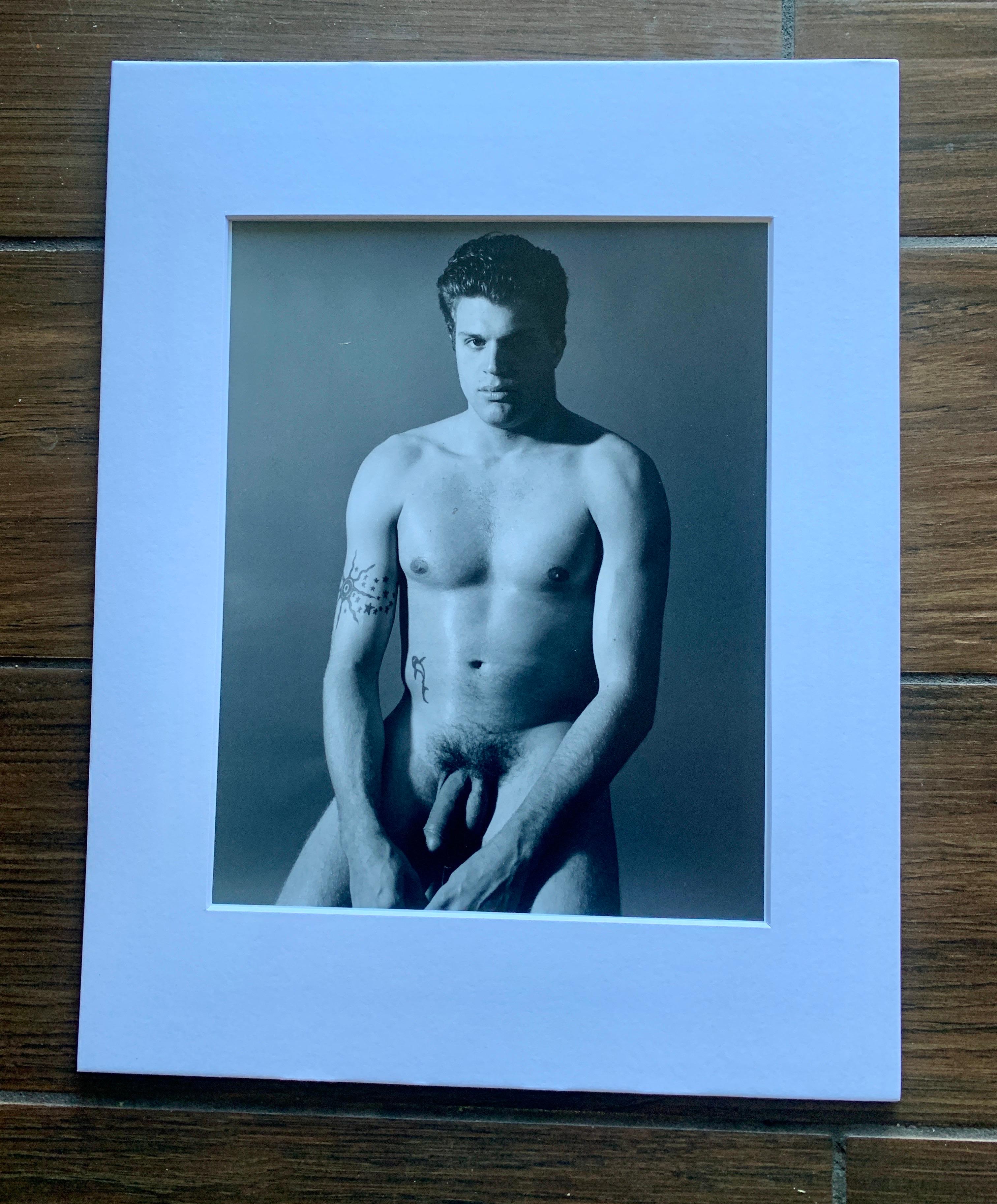 Moderno Bellissima coppia di fotografie originali di M. Lynch, modello di nudo maschile, set di 2 pezzi in vendita