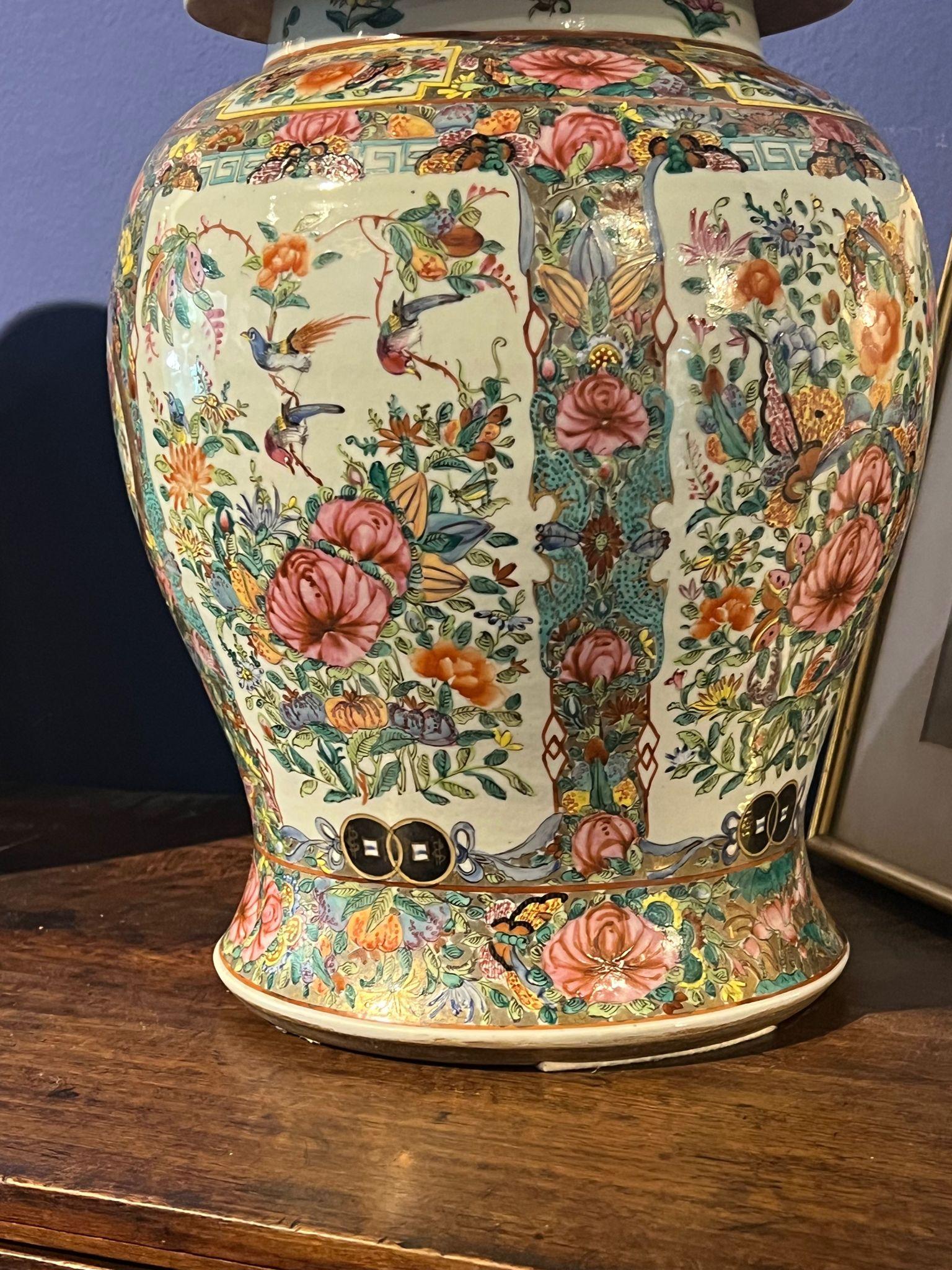 Beautiful Pair of Mandarin Chinese Vases 19th century For Sale 4