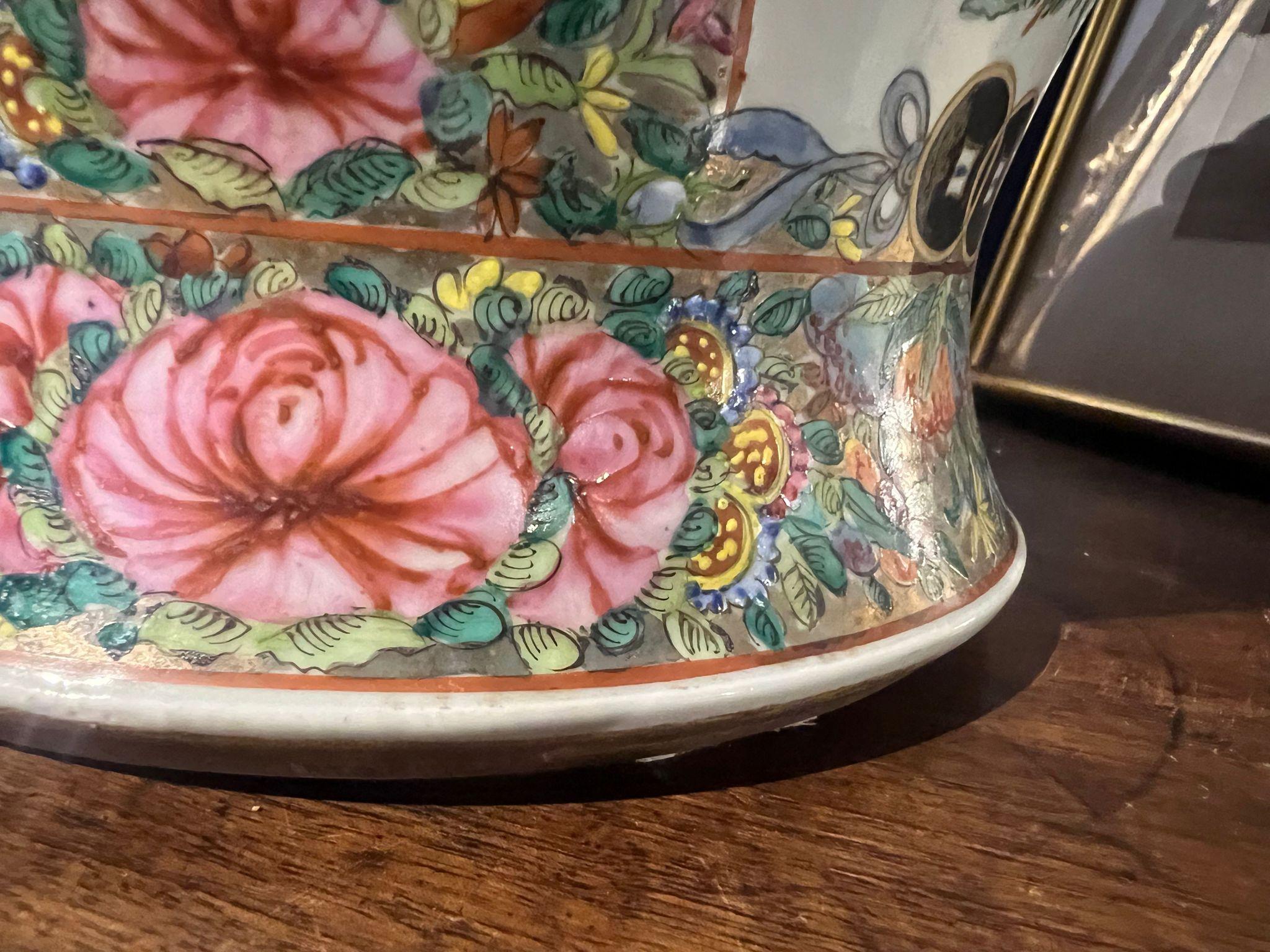 Beautiful Pair of Mandarin Chinese Vases 19th century For Sale 9