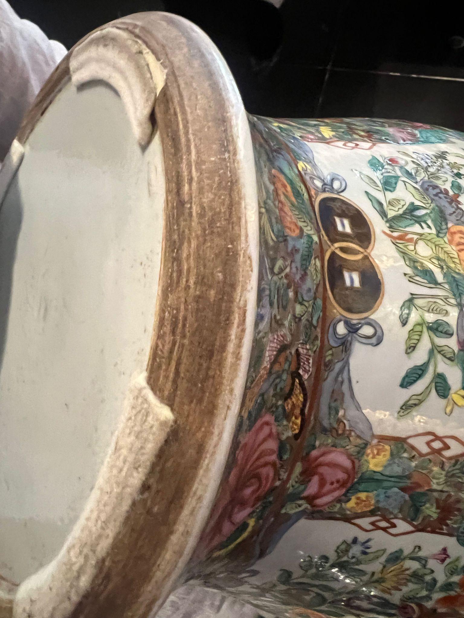 Beautiful Pair of Mandarin Chinese Vases 19th century For Sale 11