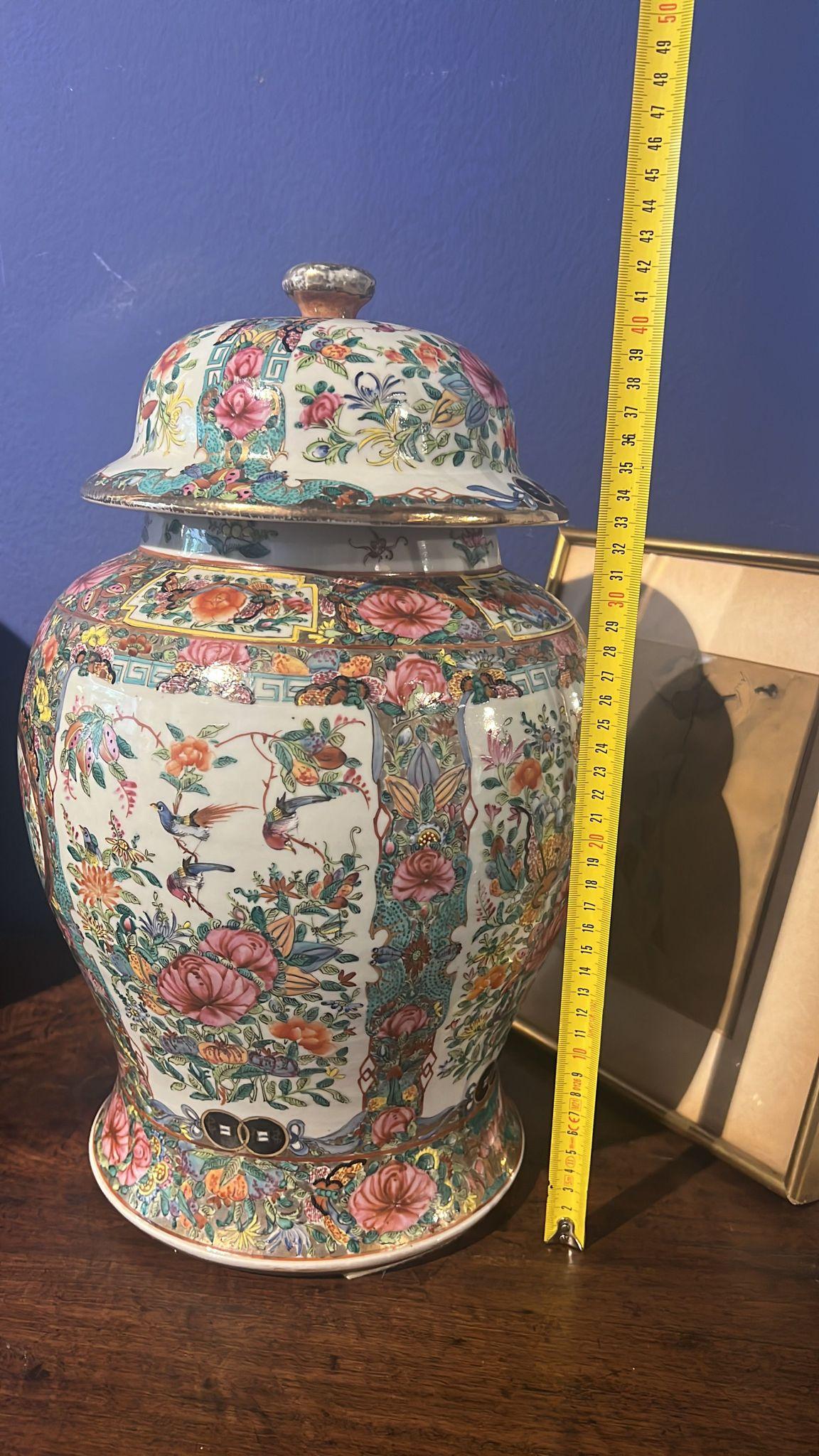 Chinesische Mandarin-Vasen 19. Jahrhundert
perfekter Zustand
ohne Haare oder Restaurationen
Originalzustand
45cm x 27cm