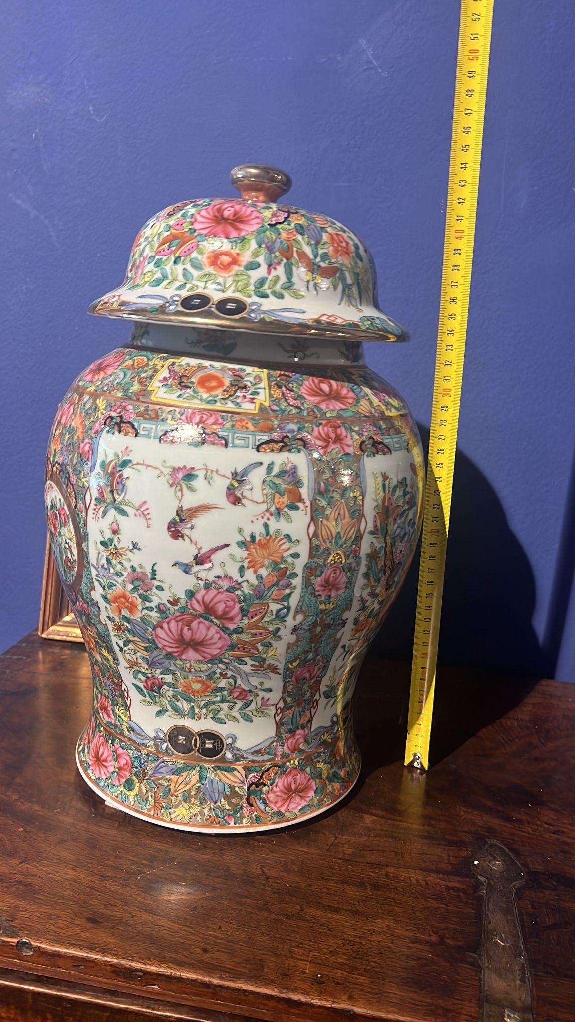 Schönes Paar chinesischer Mandarin-Vasen aus dem 19. Jahrhundert (Chinesischer Export) im Angebot