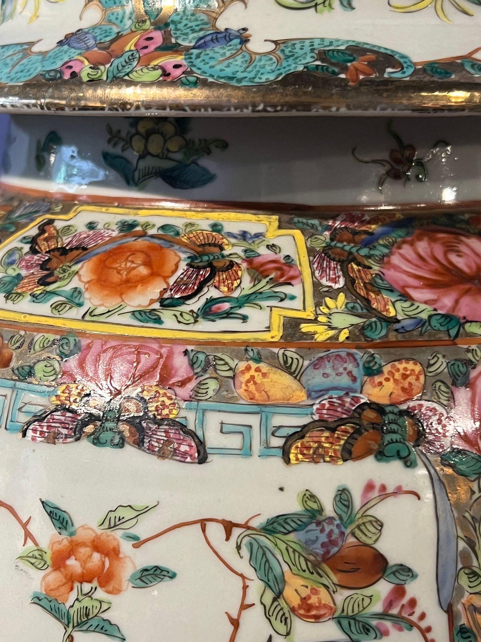 Schönes Paar chinesischer Mandarin-Vasen aus dem 19. Jahrhundert (Handgefertigt) im Angebot
