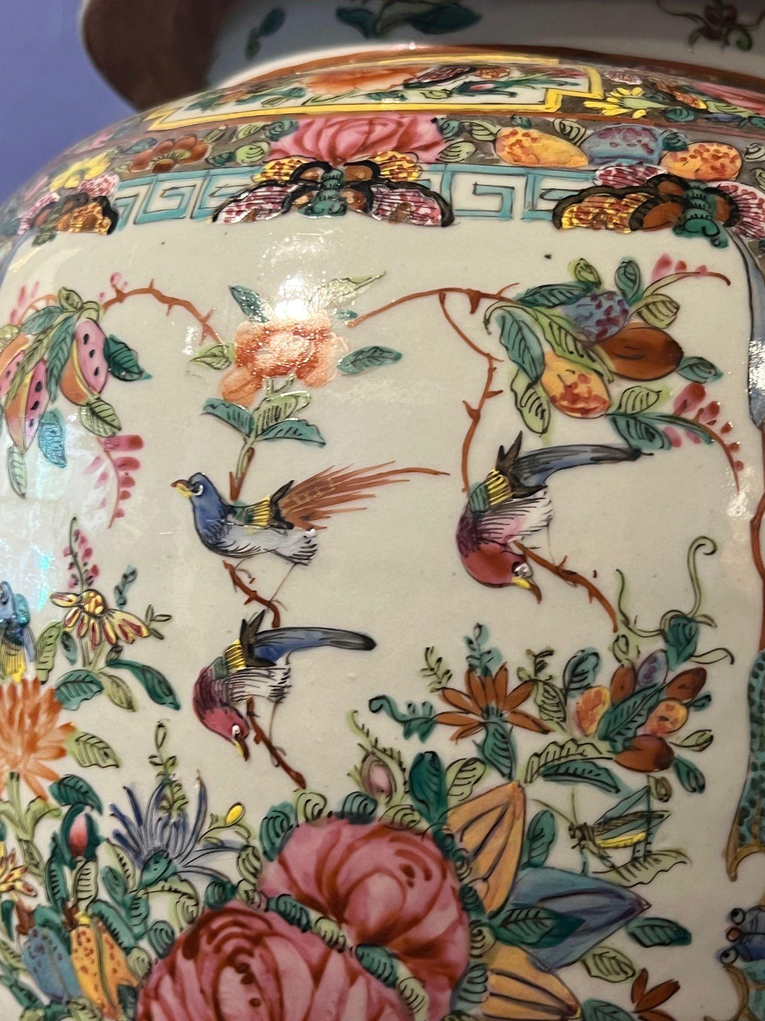 Beautiful Pair of Mandarin Chinese Vases 19th century For Sale 1