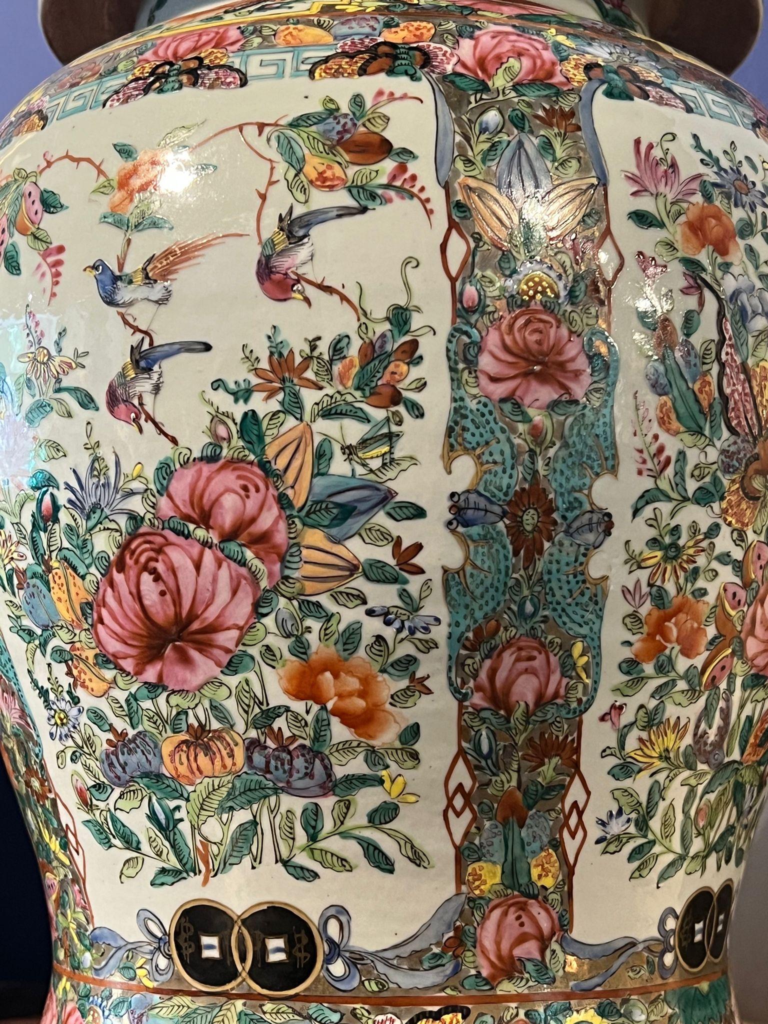 Beautiful Pair of Mandarin Chinese Vases 19th century For Sale 2