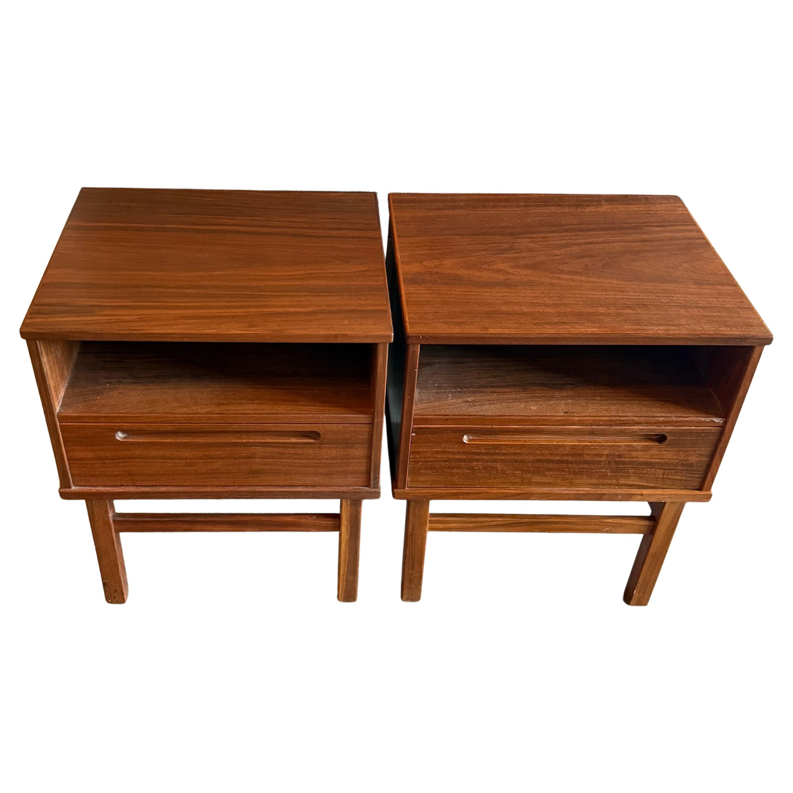 Bellissima coppia di comodini a un cassetto in teak della metà del secolo, realizzati in Danimarca. Disegnato da Nils Jonsson per AM Mobler. Un singolo scomparto e un cassetto inferiore con maniglia incastonata. Base quadrata in teak massiccio con
