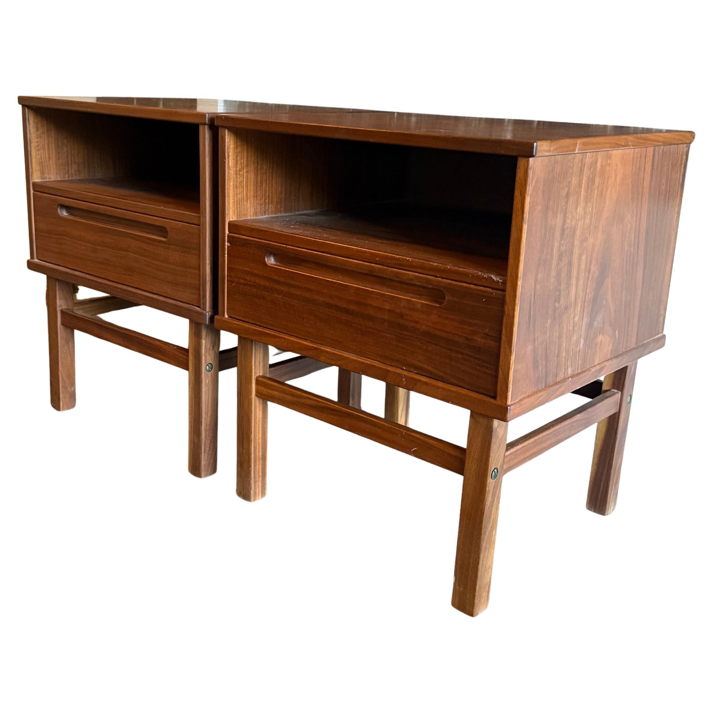 Scandinavo moderno Bellissima coppia di comodini in teak della metà del secolo scorso di Nils Jonsson in vendita