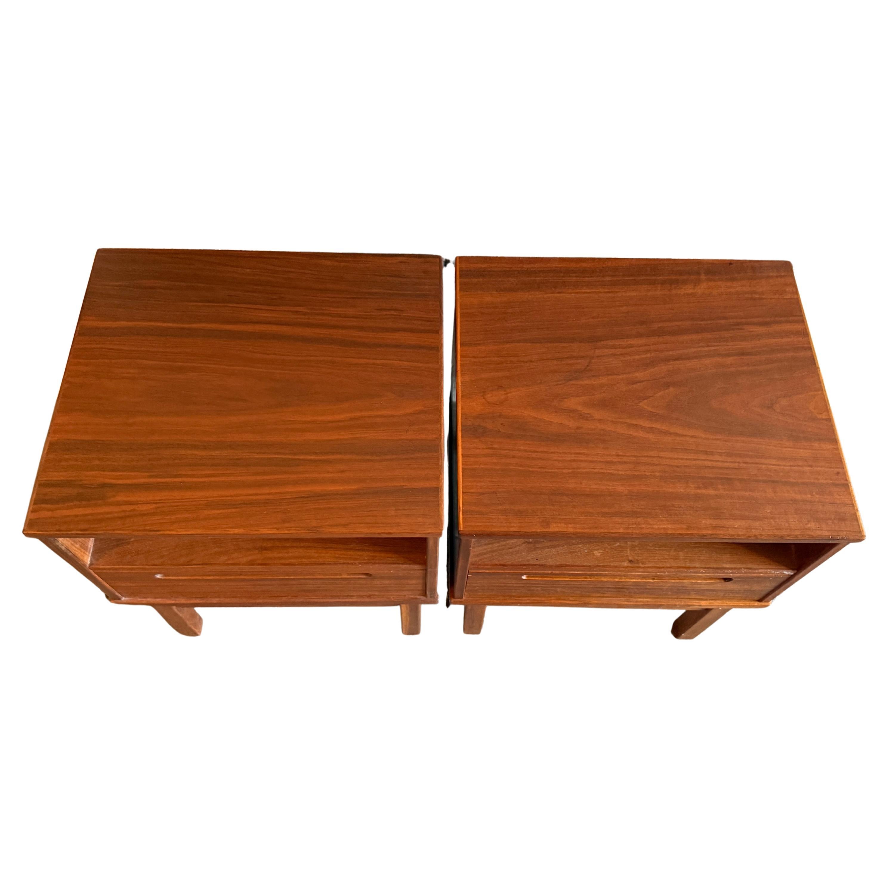 Danese Bellissima coppia di comodini in teak della metà del secolo scorso di Nils Jonsson in vendita