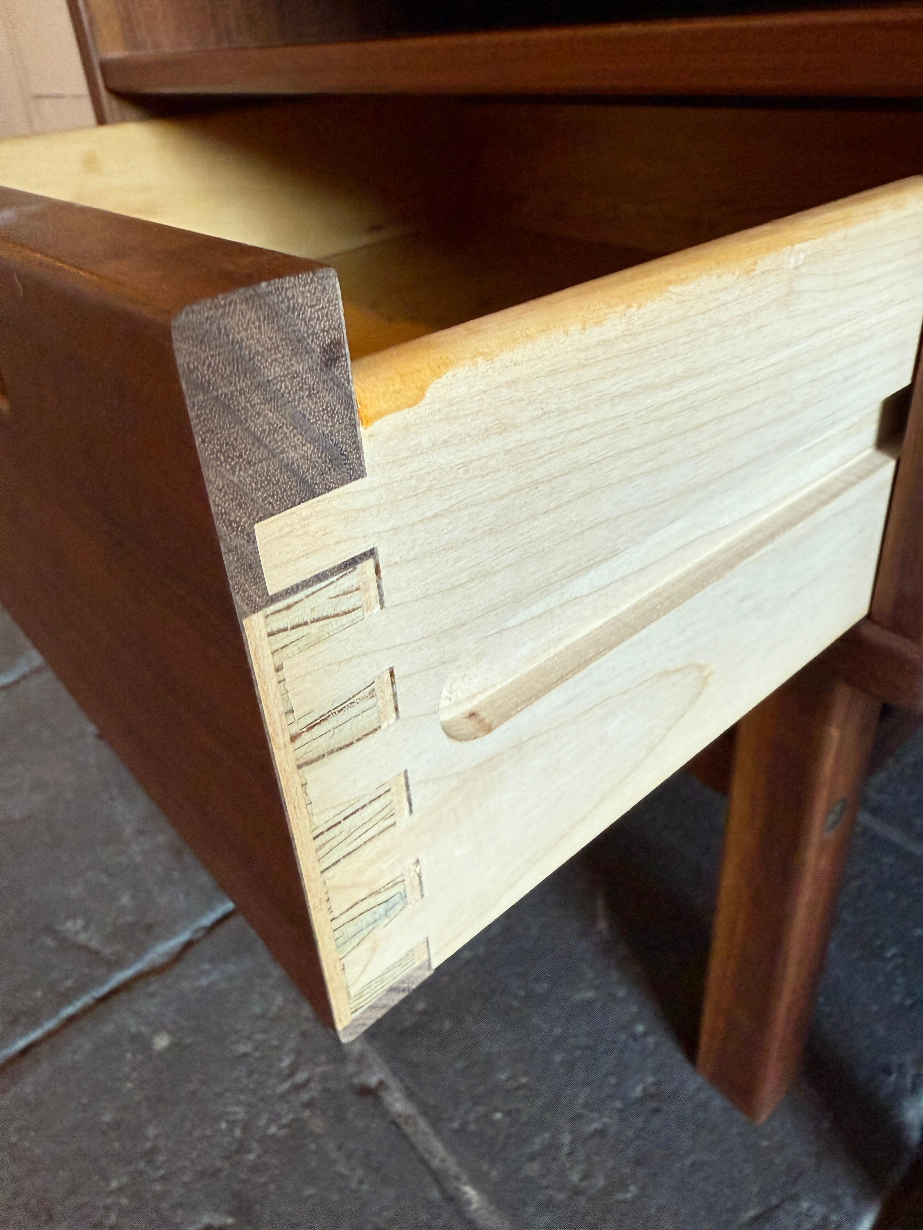 Falegnameria Bellissima coppia di comodini in teak della metà del secolo scorso di Nils Jonsson in vendita