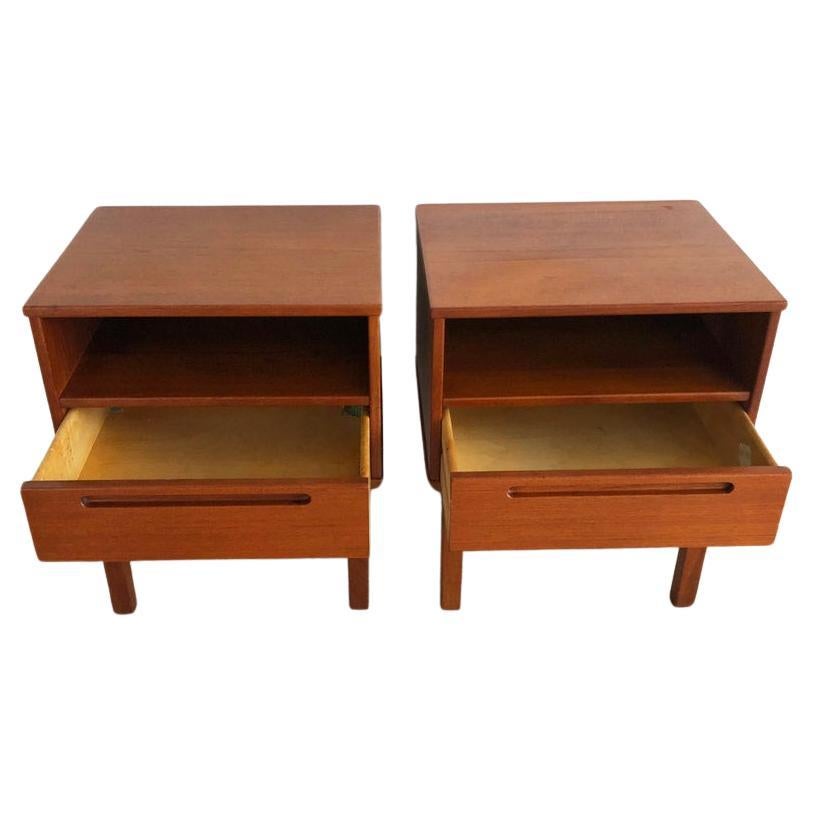 Beautiful pair of mid century danish modern teak nightstands by Nils Jonsson In Fair Condition For Sale In BROOKLYN, NY