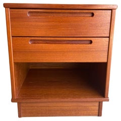Schönes Paar dänischer moderner dänischer Teakholz-Nachttische aus der Mitte des Jahrhunderts mit 2 Schubladen