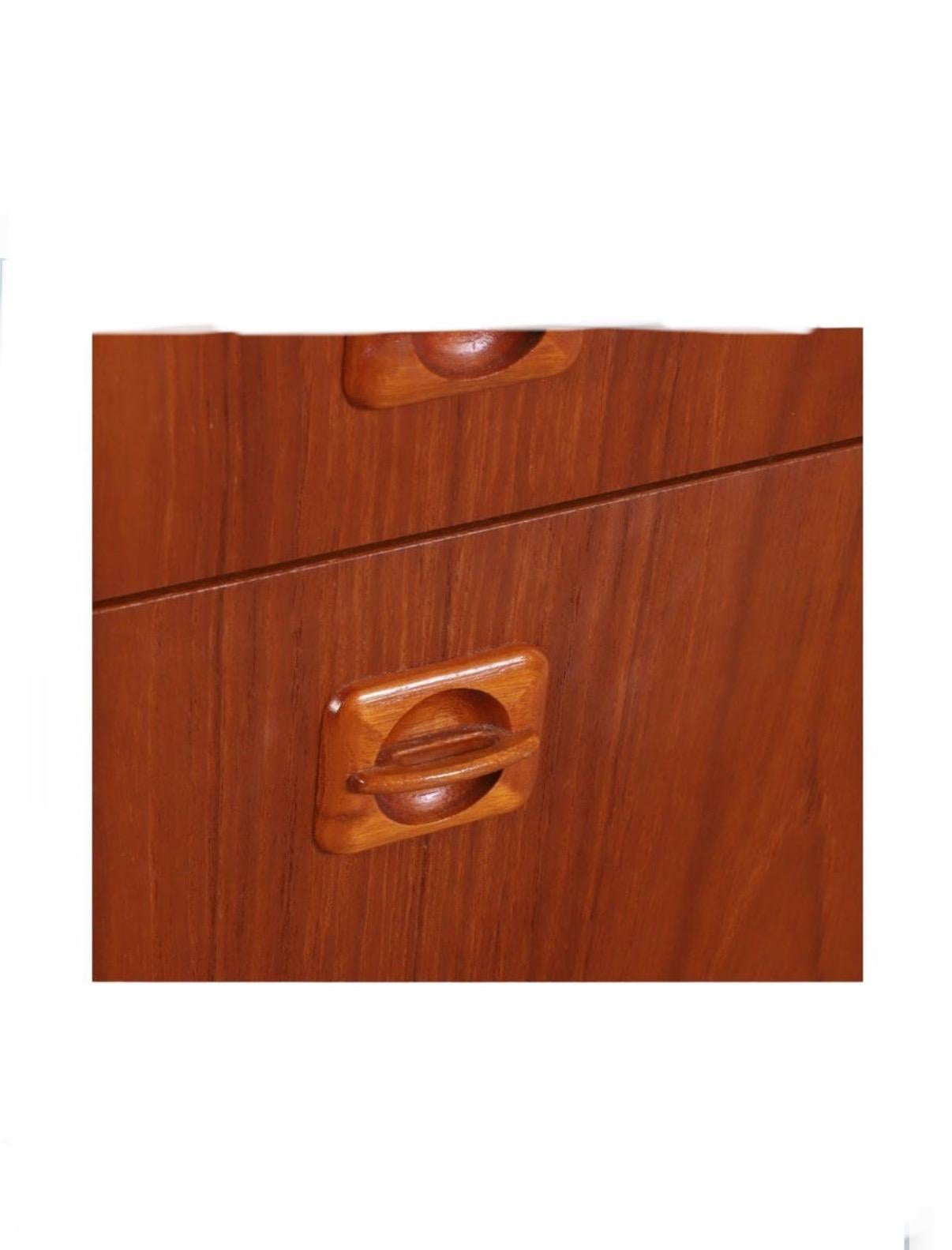 Beautiful pair of mid century danish modern teak nightstands with 3 drawers In Good Condition In BROOKLYN, NY