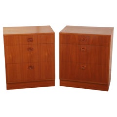 Bellissima coppia di comodini in teak moderno danese della metà del secolo scorso con 3 cassetti