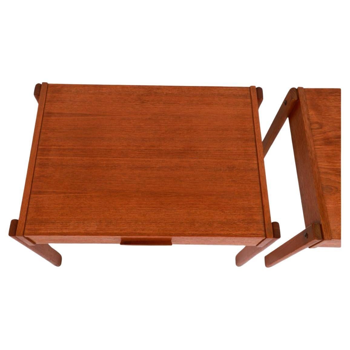 Bellissima coppia di comodini a un cassetto in teak di metà secolo realizzati in Danimarca da PBJ Mobler. Cassetto singolo stretto con maniglia. Struttura a coda di rondine con cassetti rivestiti in feltro e divisori per gioielli o orologi. Buone
