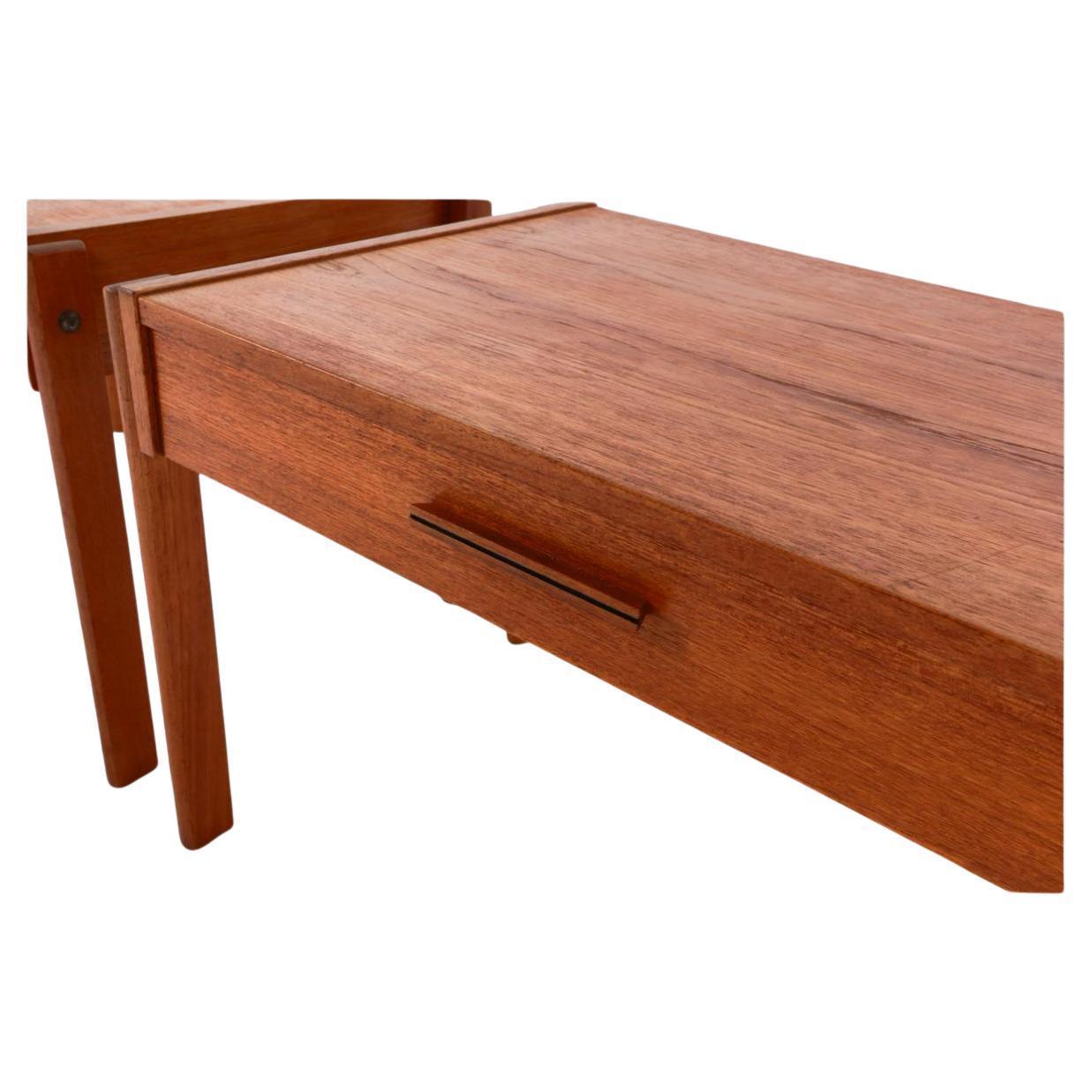Scandinavo moderno Bellissima coppia di comodini a un cassetto in teak della metà del secolo danese moderno in vendita