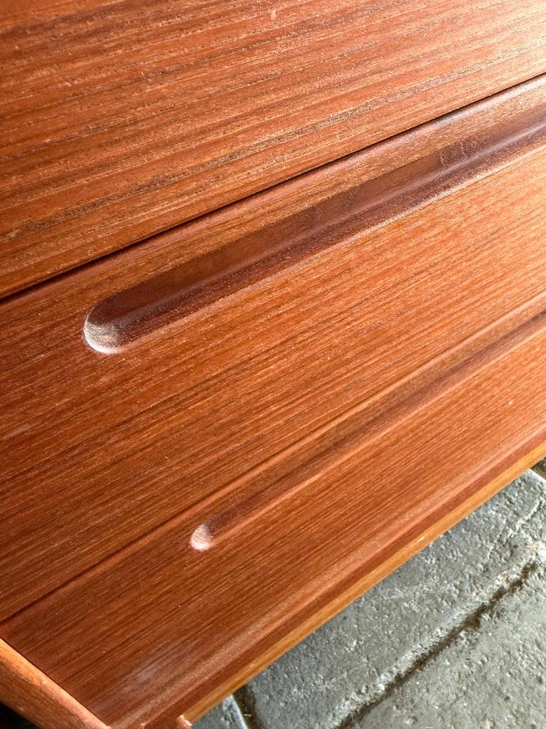 Bellissima coppia di comodini a 3 cassetti in teak danese della metà del secolo scorso di Nils Jonsson in vendita 2