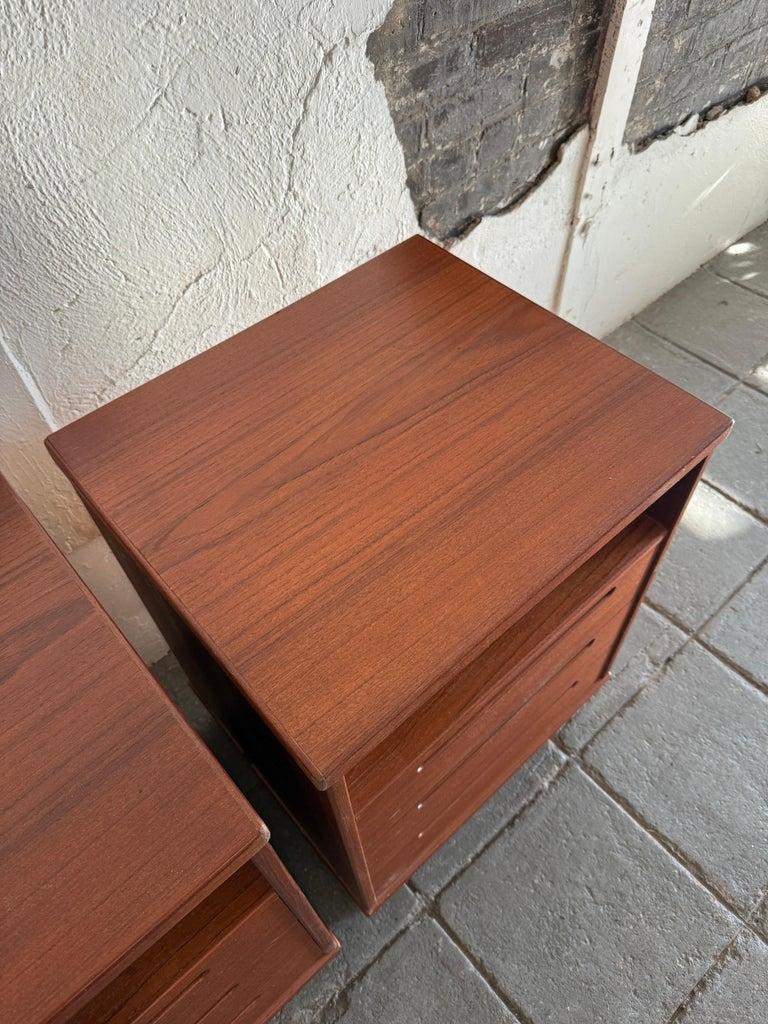 Scandinavo moderno Bellissima coppia di comodini a 3 cassetti in teak danese della metà del secolo scorso di Nils Jonsson in vendita