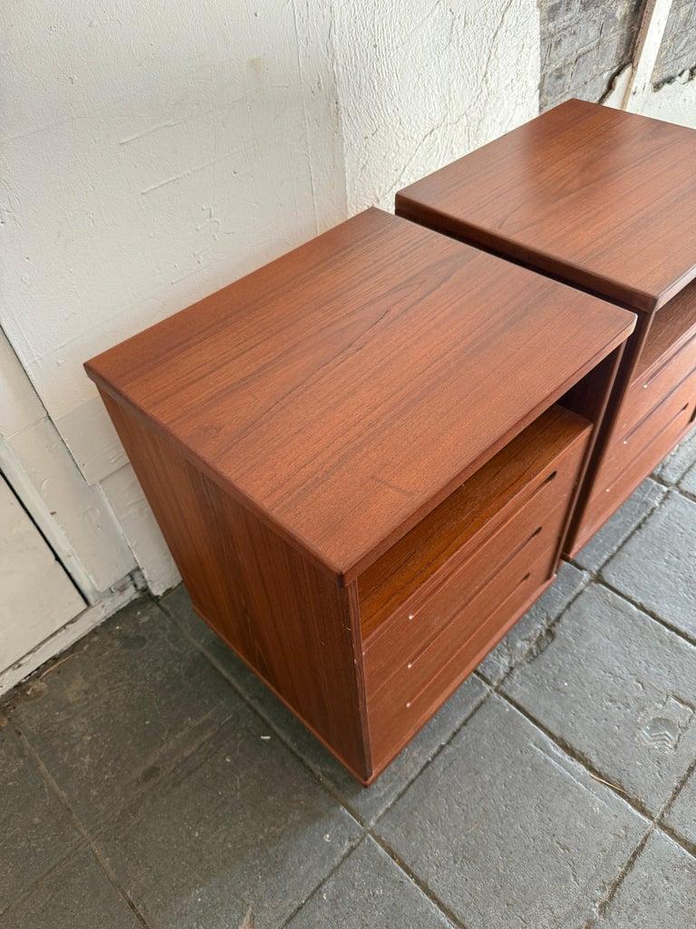 Danese Bellissima coppia di comodini a 3 cassetti in teak danese della metà del secolo scorso di Nils Jonsson in vendita