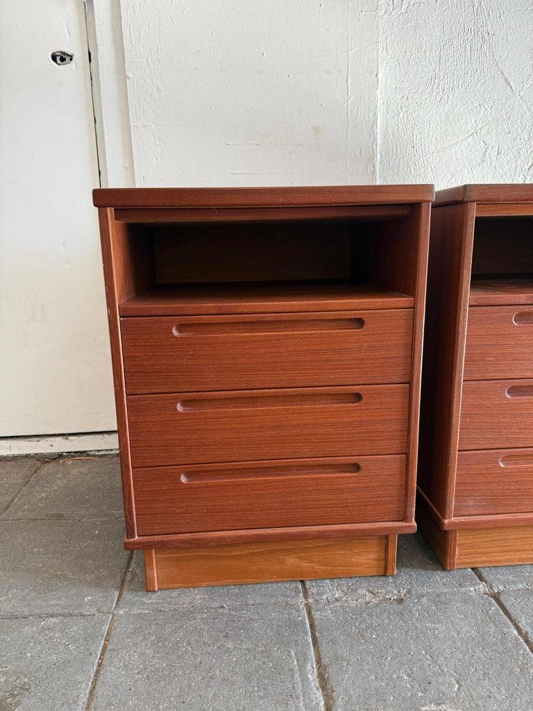 Falegnameria Bellissima coppia di comodini a 3 cassetti in teak danese della metà del secolo scorso di Nils Jonsson in vendita