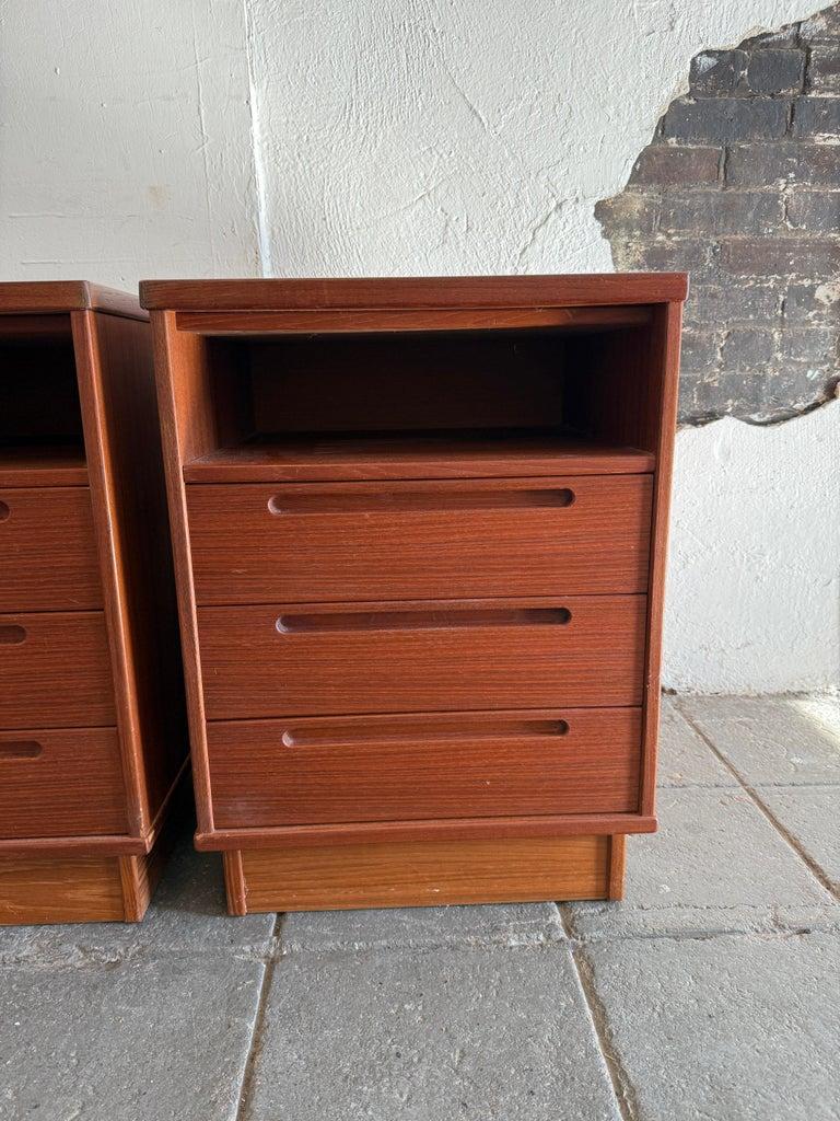 Bellissima coppia di comodini a 3 cassetti in teak danese della metà del secolo scorso di Nils Jonsson In condizioni buone in vendita a Brooklyn, NY