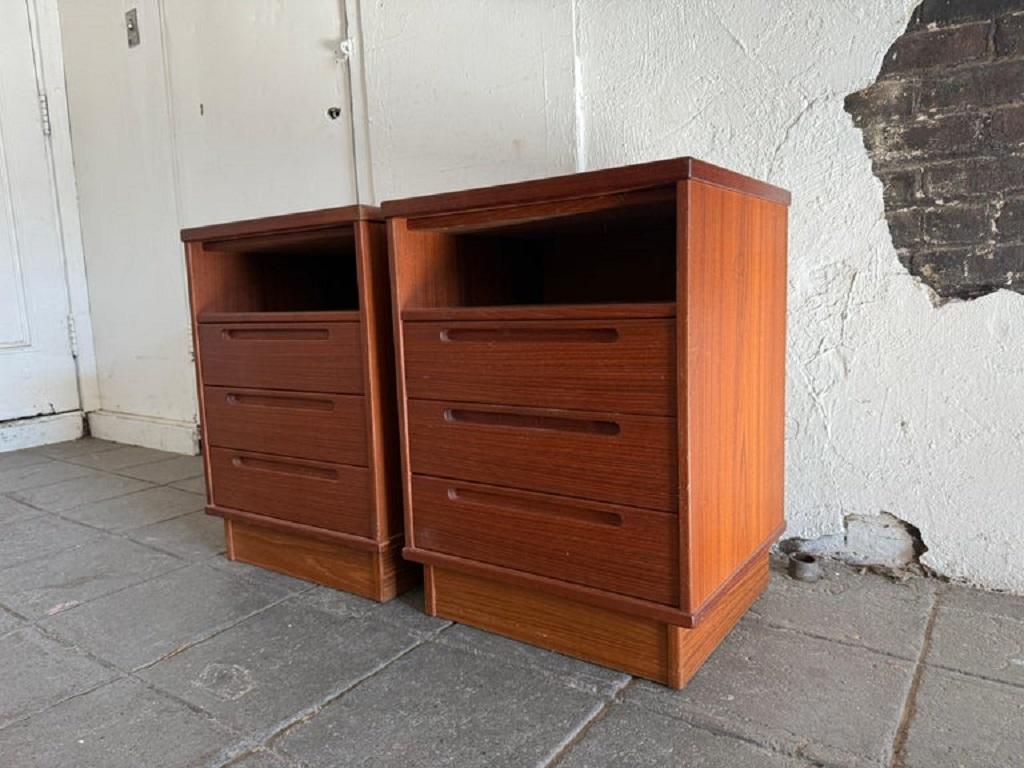 Metà XX secolo Bellissima coppia di comodini a 3 cassetti in teak danese della metà del secolo scorso di Nils Jonsson in vendita