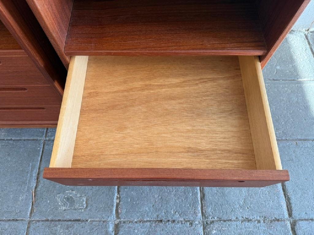 Teak Bellissima coppia di comodini a 3 cassetti in teak danese della metà del secolo scorso di Nils Jonsson in vendita
