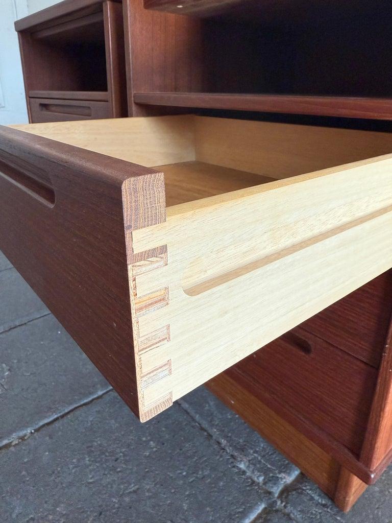 Bellissima coppia di comodini a 3 cassetti in teak danese della metà del secolo scorso di Nils Jonsson in vendita 1