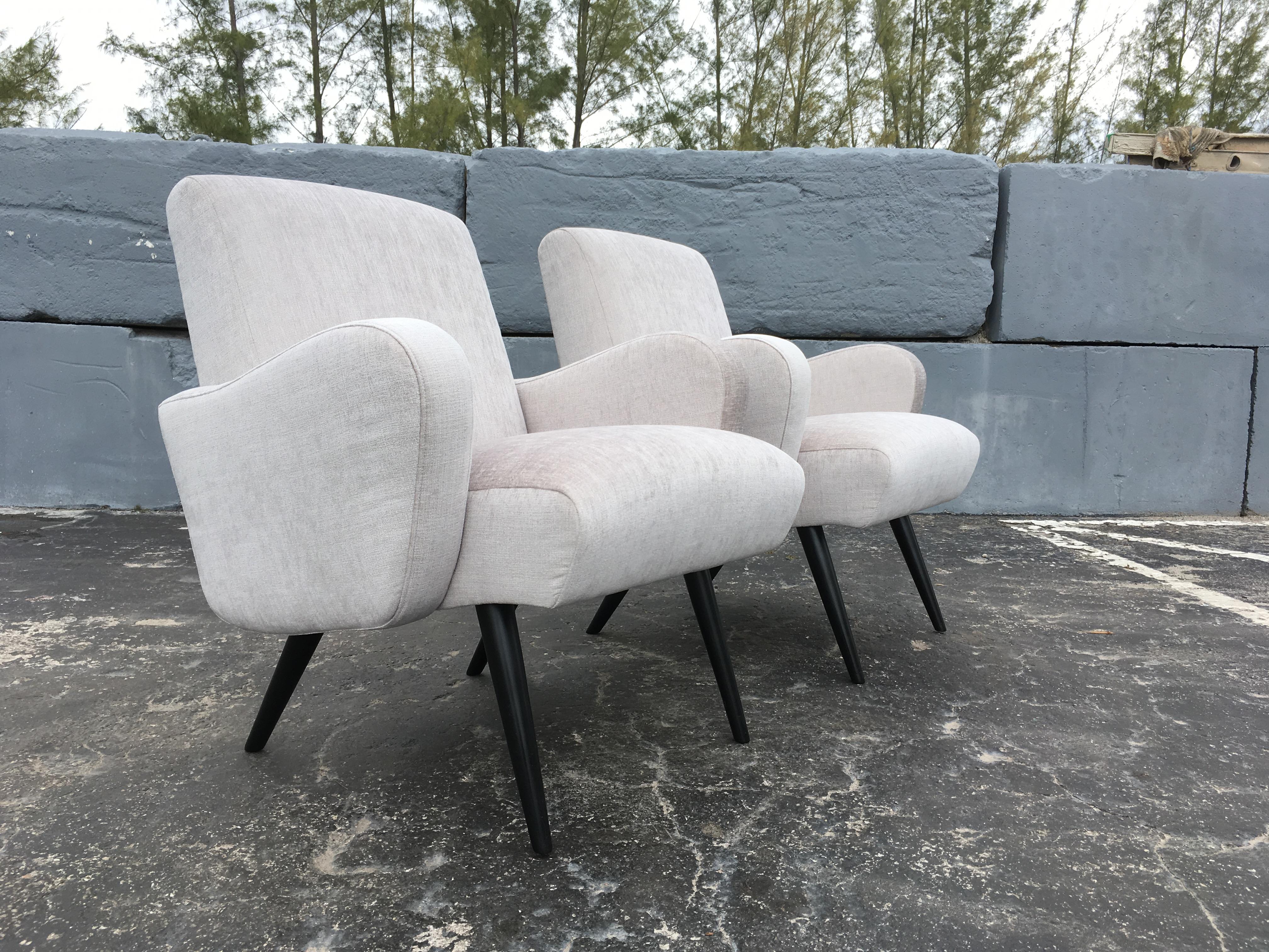 Beautiful Pair of Mid-Century Modern Lounge Chairs 11