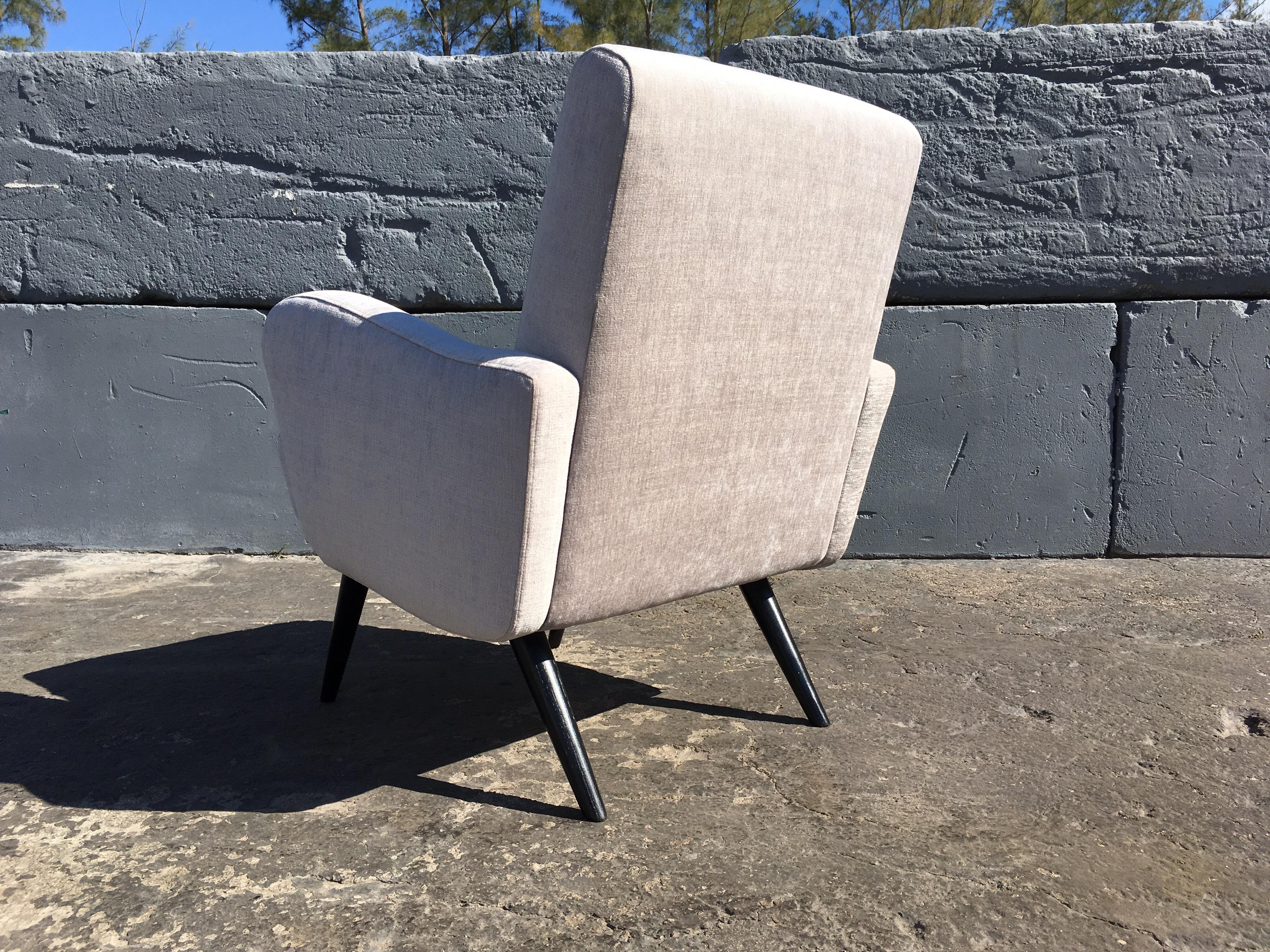 Beautiful Pair of Mid-Century Modern Lounge Chairs In Good Condition In Miami, FL