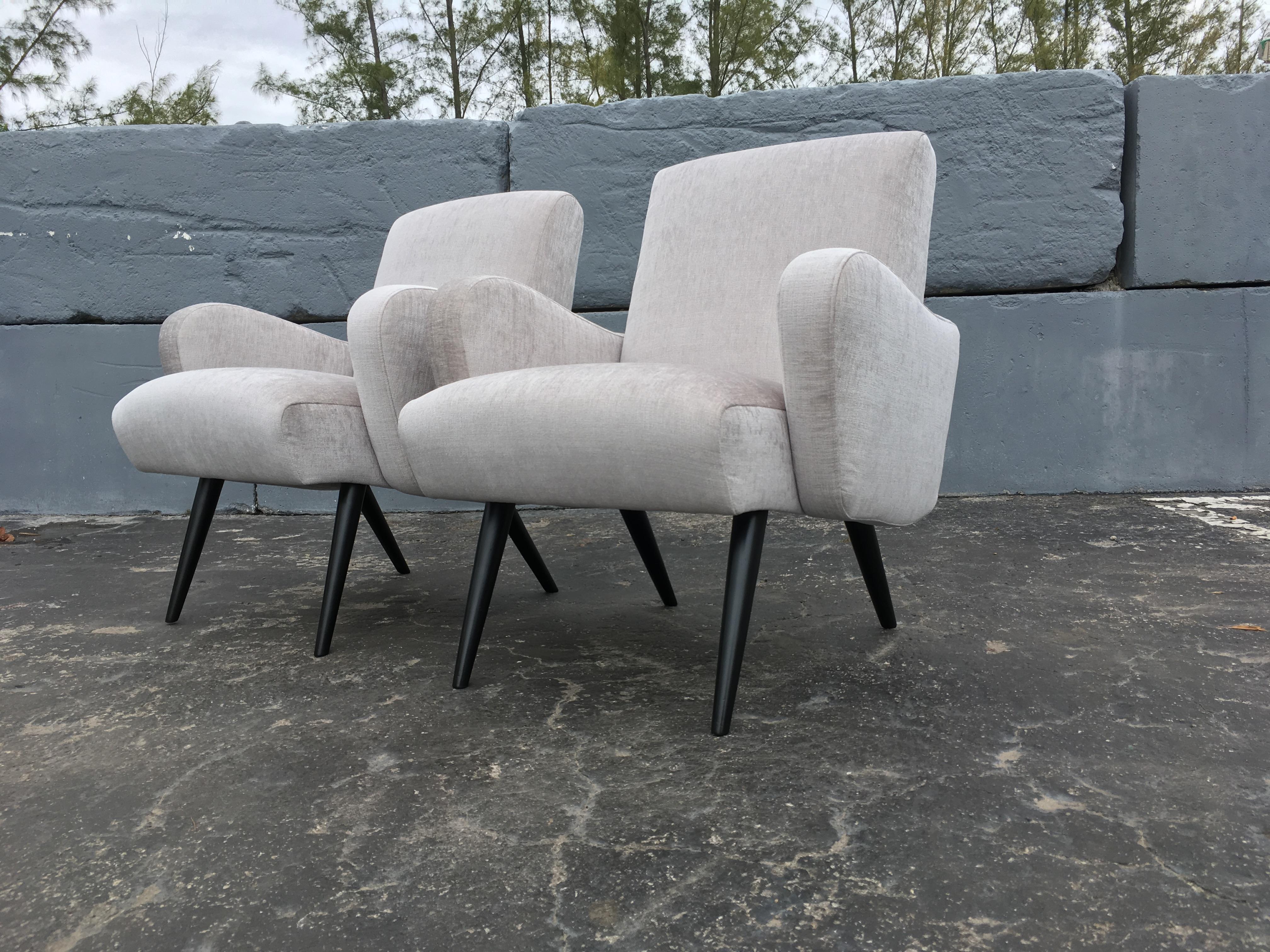 Beautiful Pair of Mid-Century Modern Lounge Chairs 3