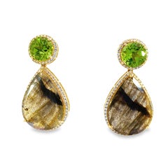Precioso par de pendientes de labradorita natural, peridoto y diamantes