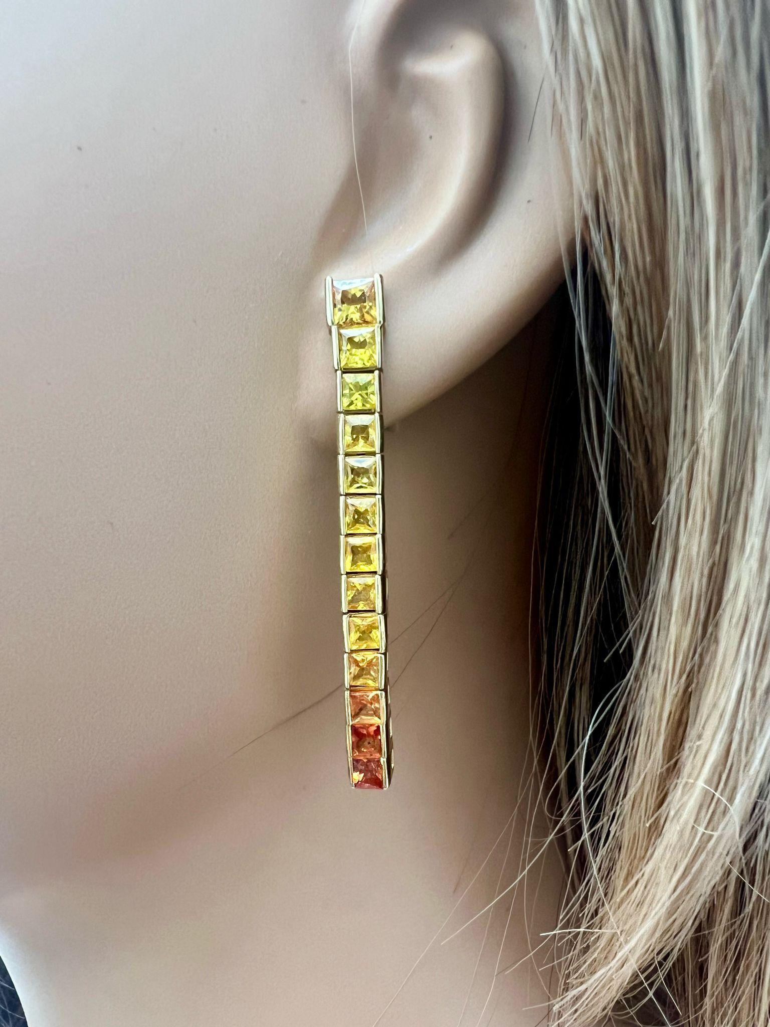Questi splendidi orecchini in oro giallo 14 carati presentano un design unico ornato da vibranti pietre preziose da 6,30 carati. L'intricata disposizione delle pietre cattura la luce in modo meraviglioso, rendendole perfette sia per le occasioni