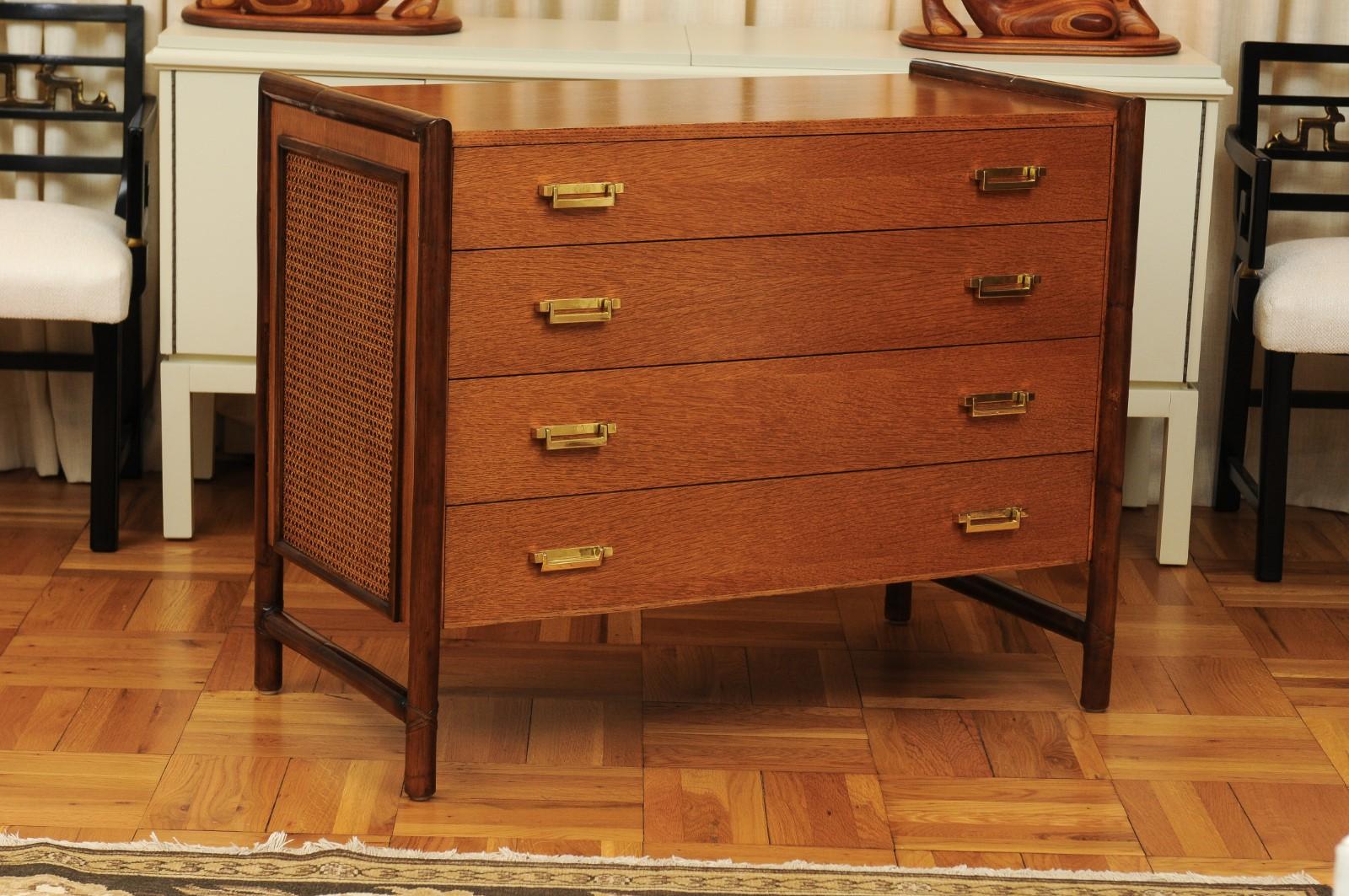 Fine XX secolo Splendida coppia di commodes da campagna in Oak, rattan e canna di McGuire, circa 1970 in vendita