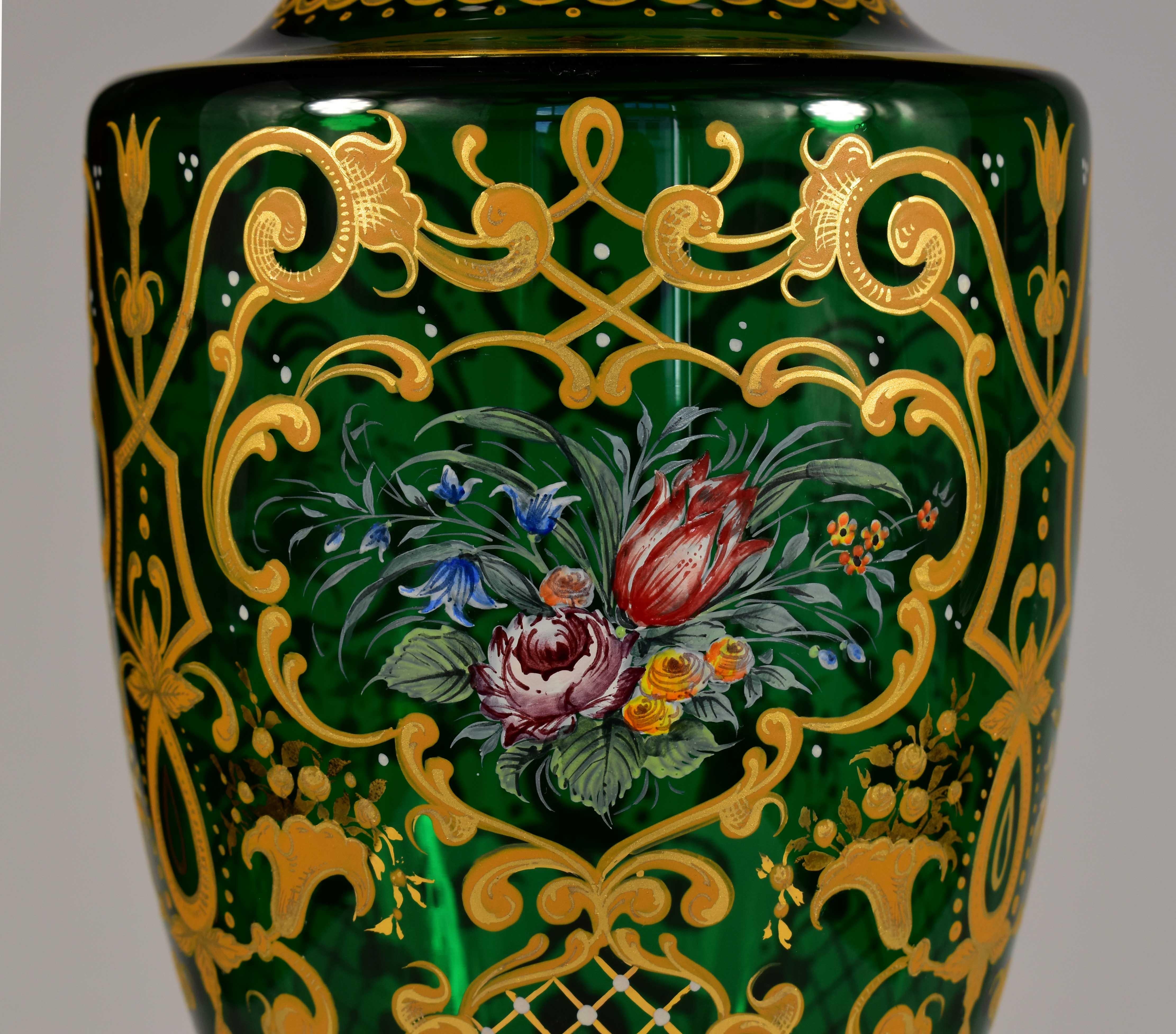 Magnifique paire de vases peints en verre de Bohème, XXe siècle  en vente 4