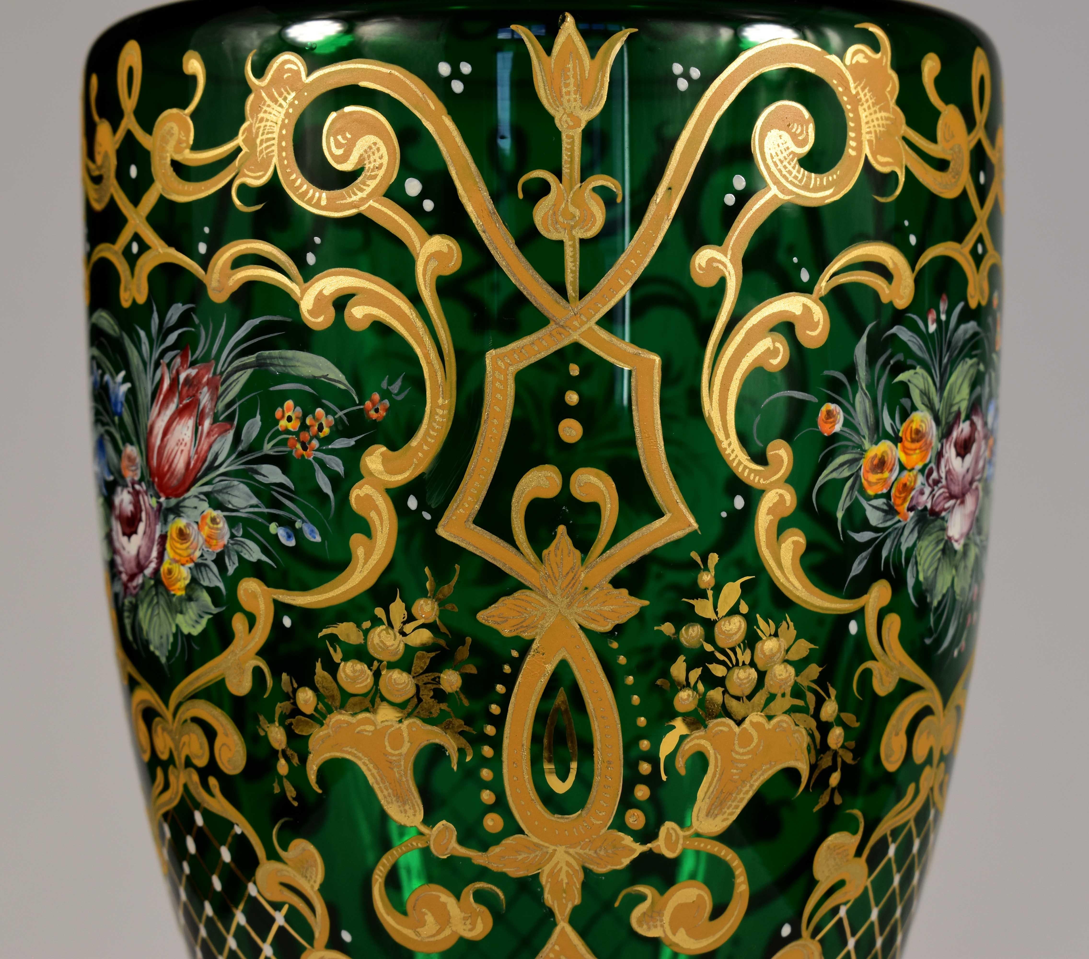 Magnifique paire de vases peints en verre de Bohème, XXe siècle  en vente 5