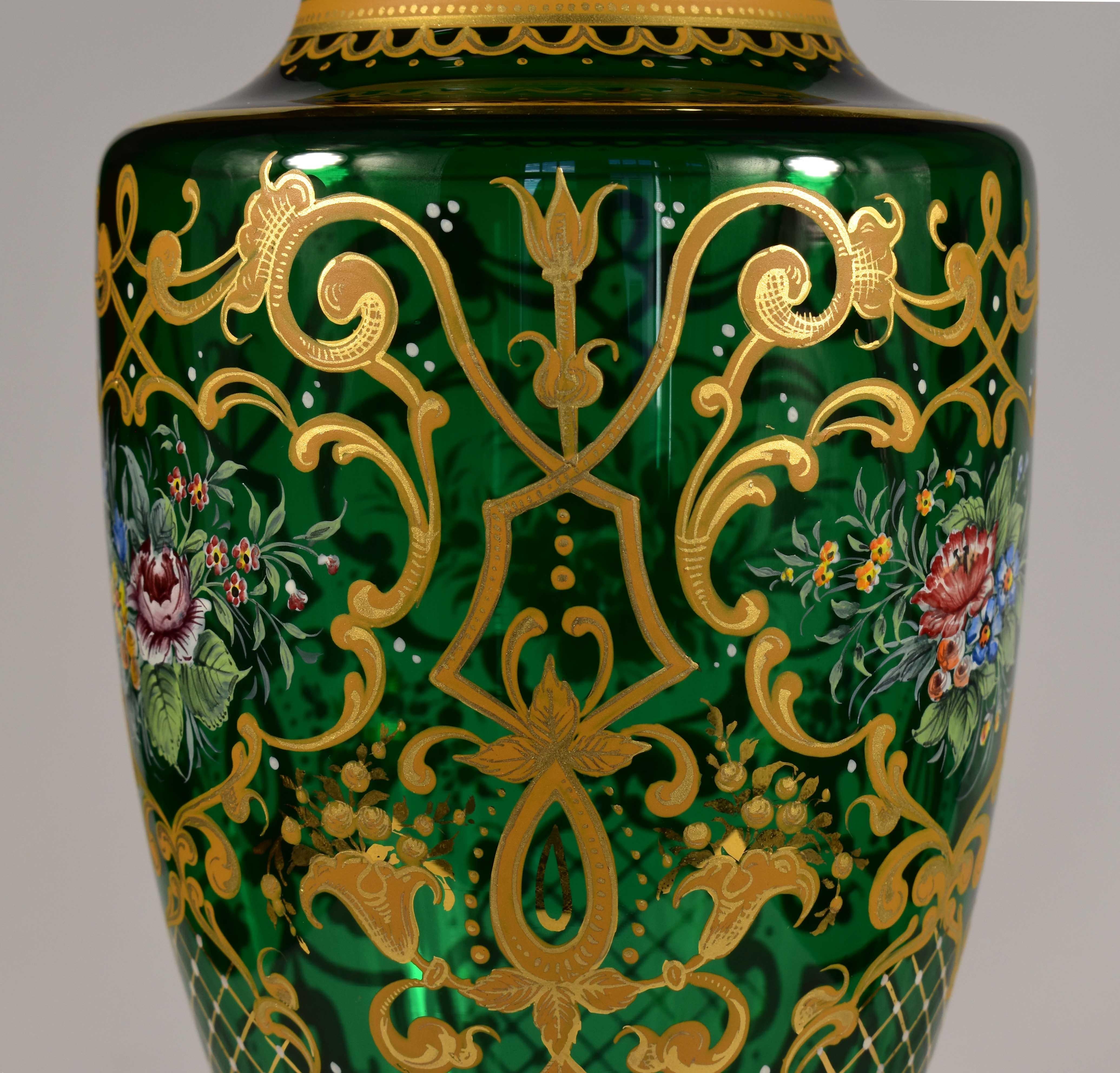 Magnifique paire de vases peints en verre de Bohème, XXe siècle  en vente 6