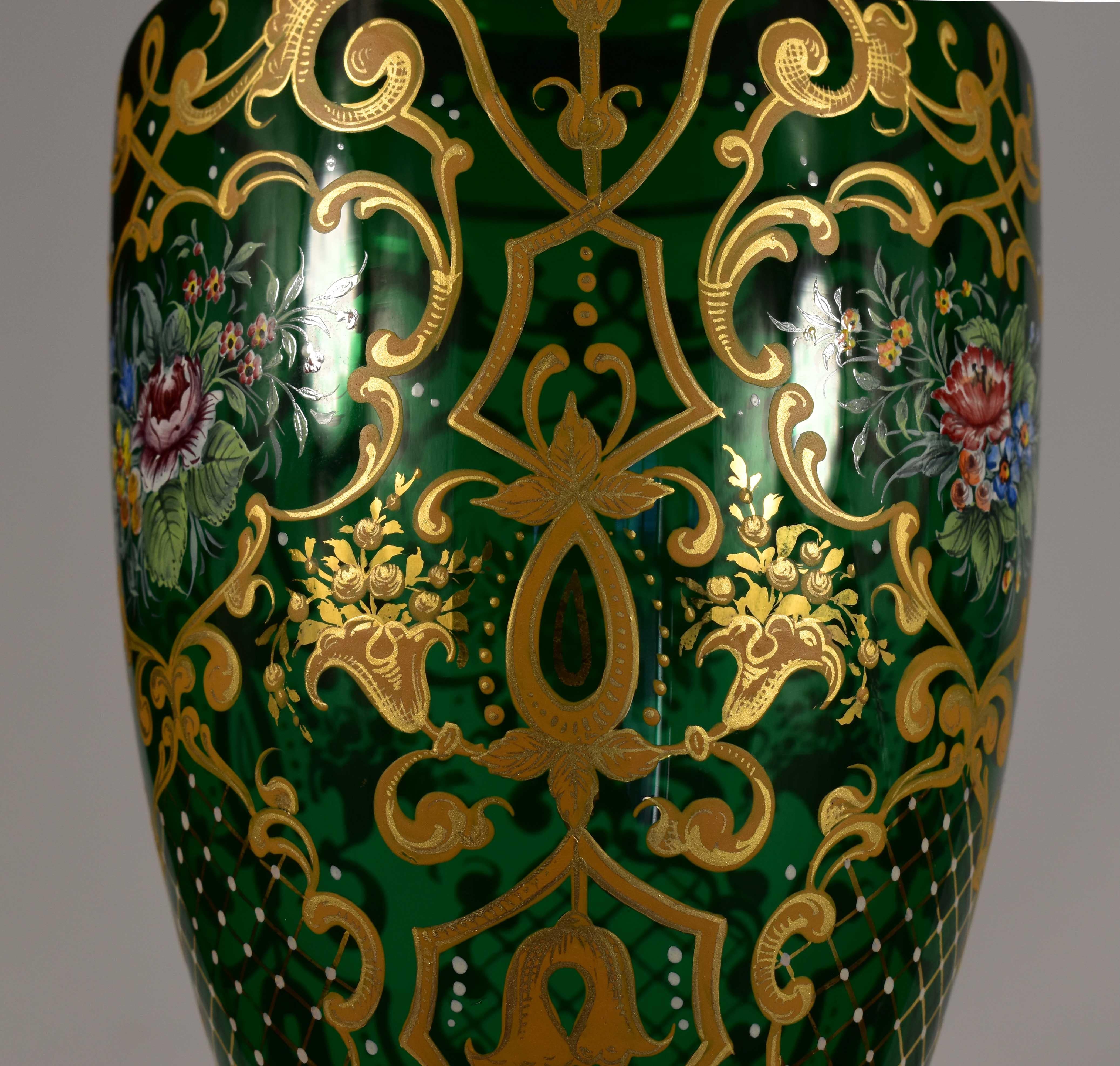 Magnifique paire de vases peints en verre de Bohème, XXe siècle en vente 7
