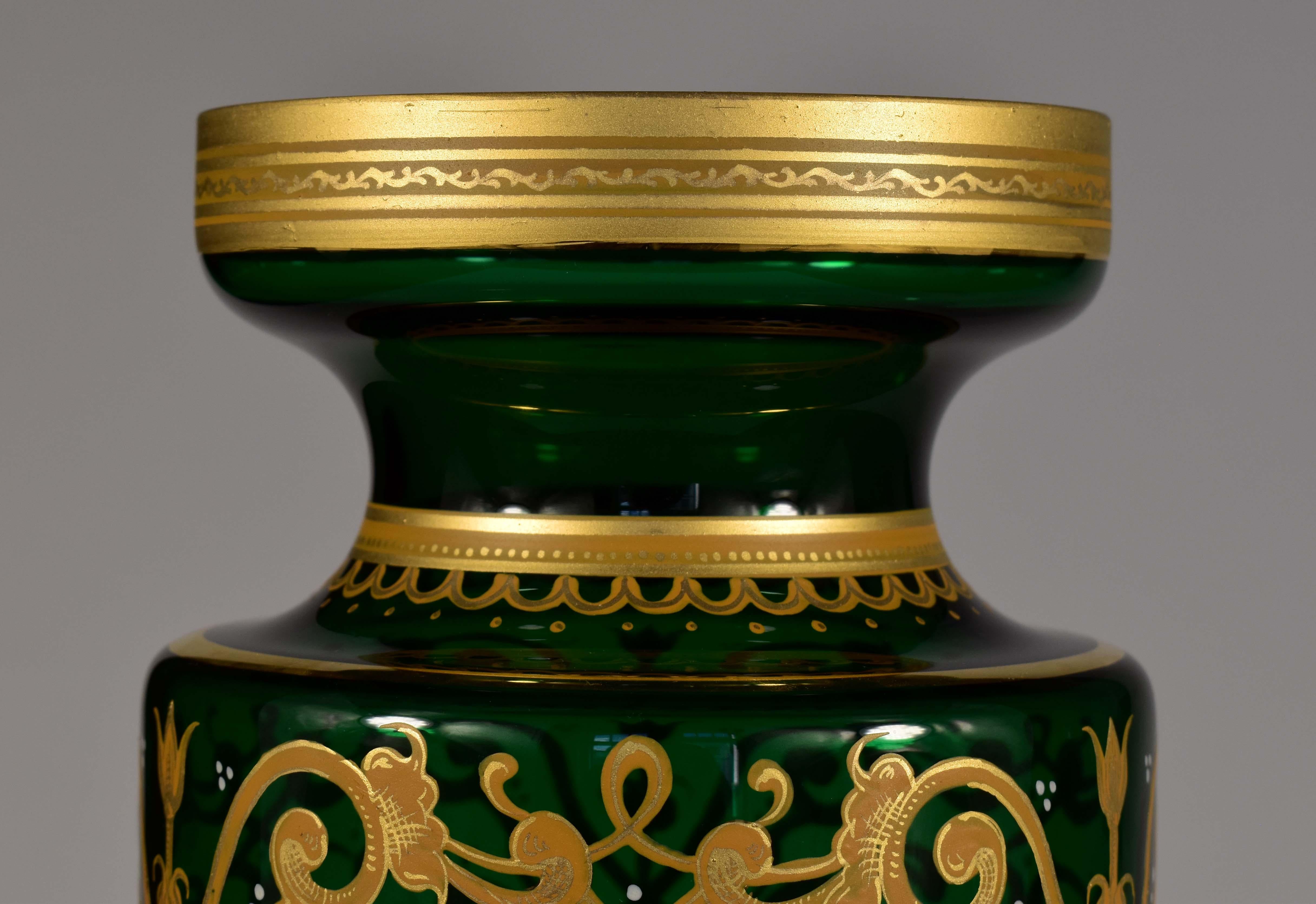 Magnifique paire de vases peints en verre de Bohème, XXe siècle  en vente 8