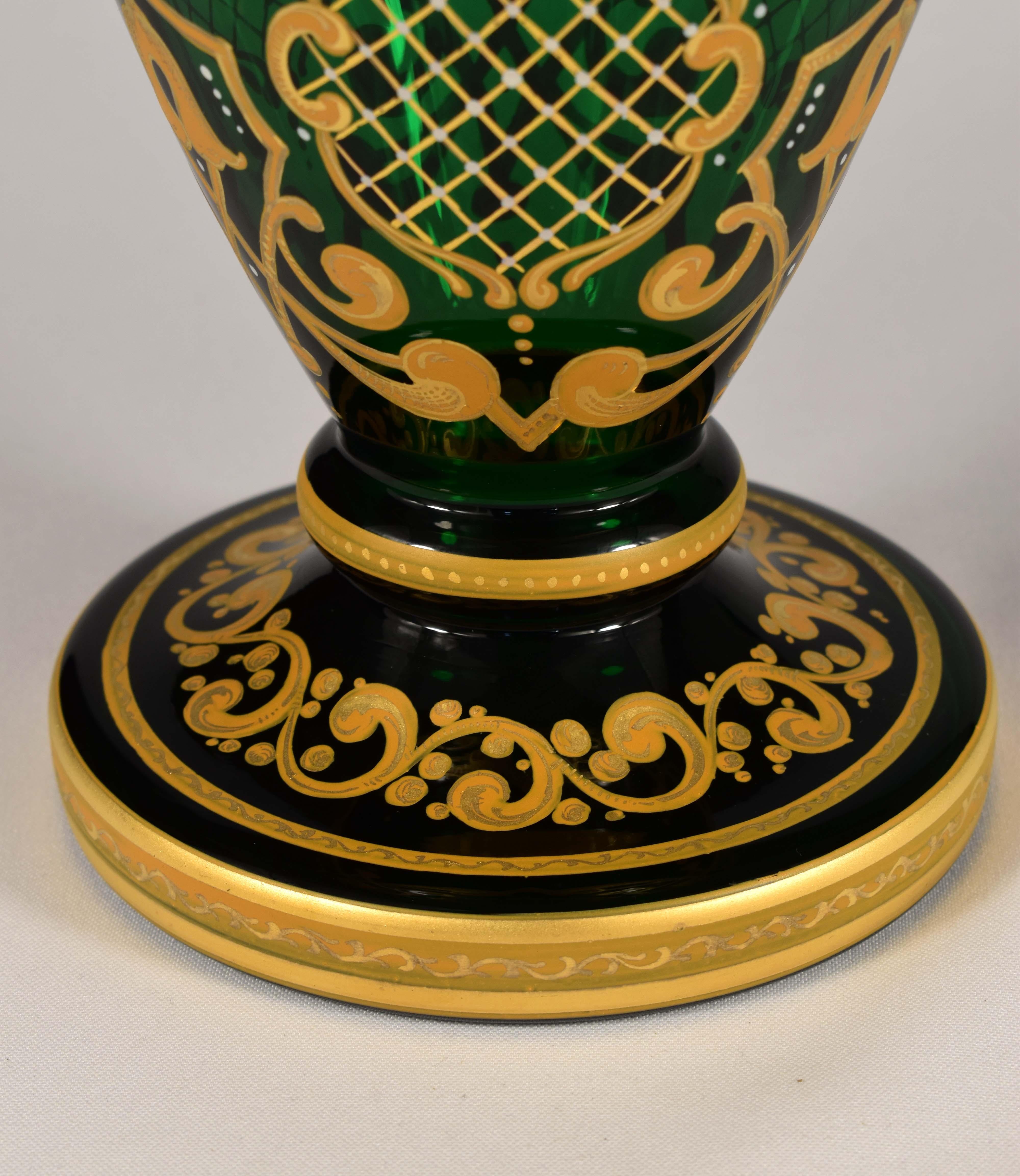 Magnifique paire de vases peints en verre de Bohème, XXe siècle  en vente 9