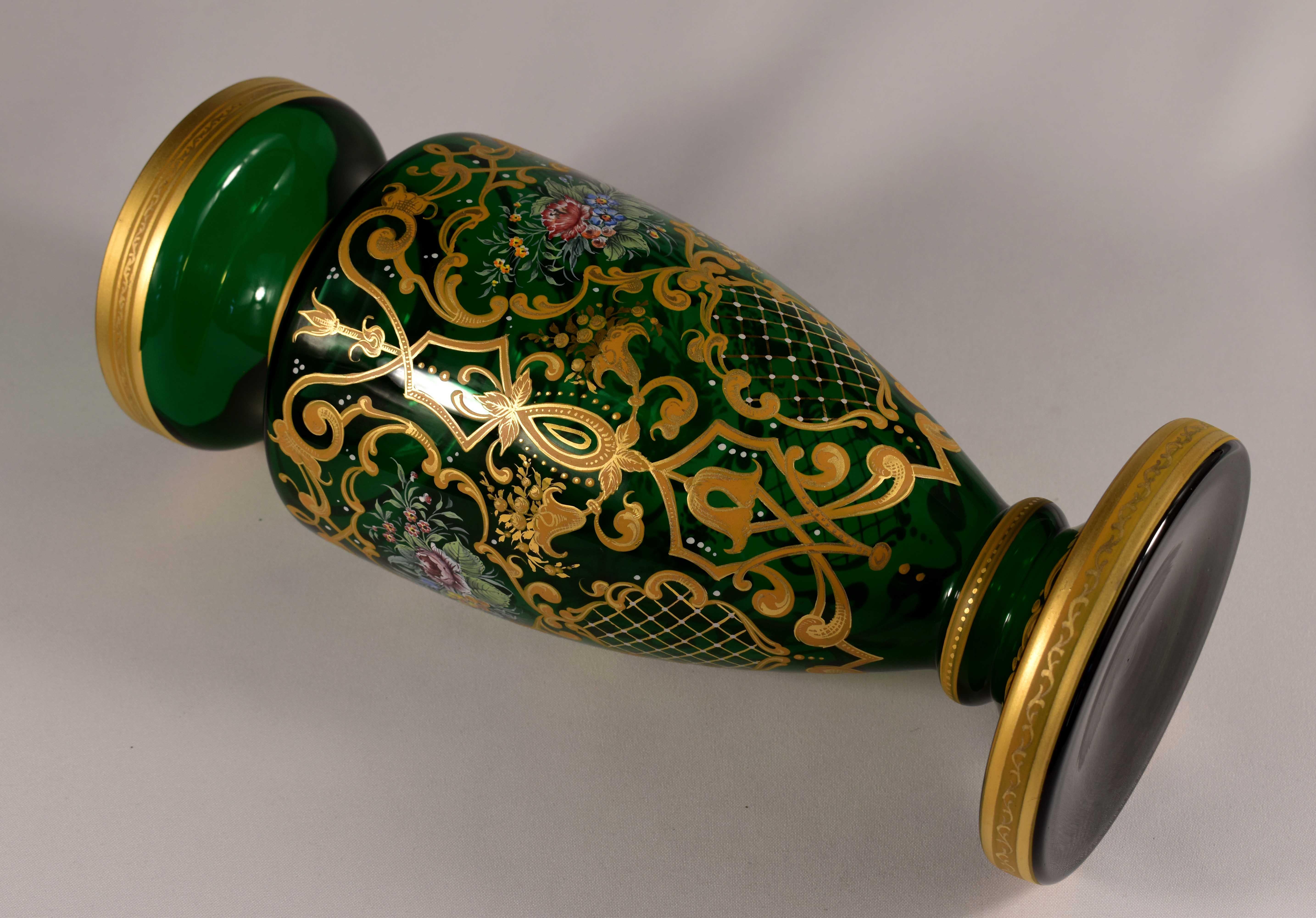 Magnifique paire de vases peints en verre de Bohème, XXe siècle en vente 11