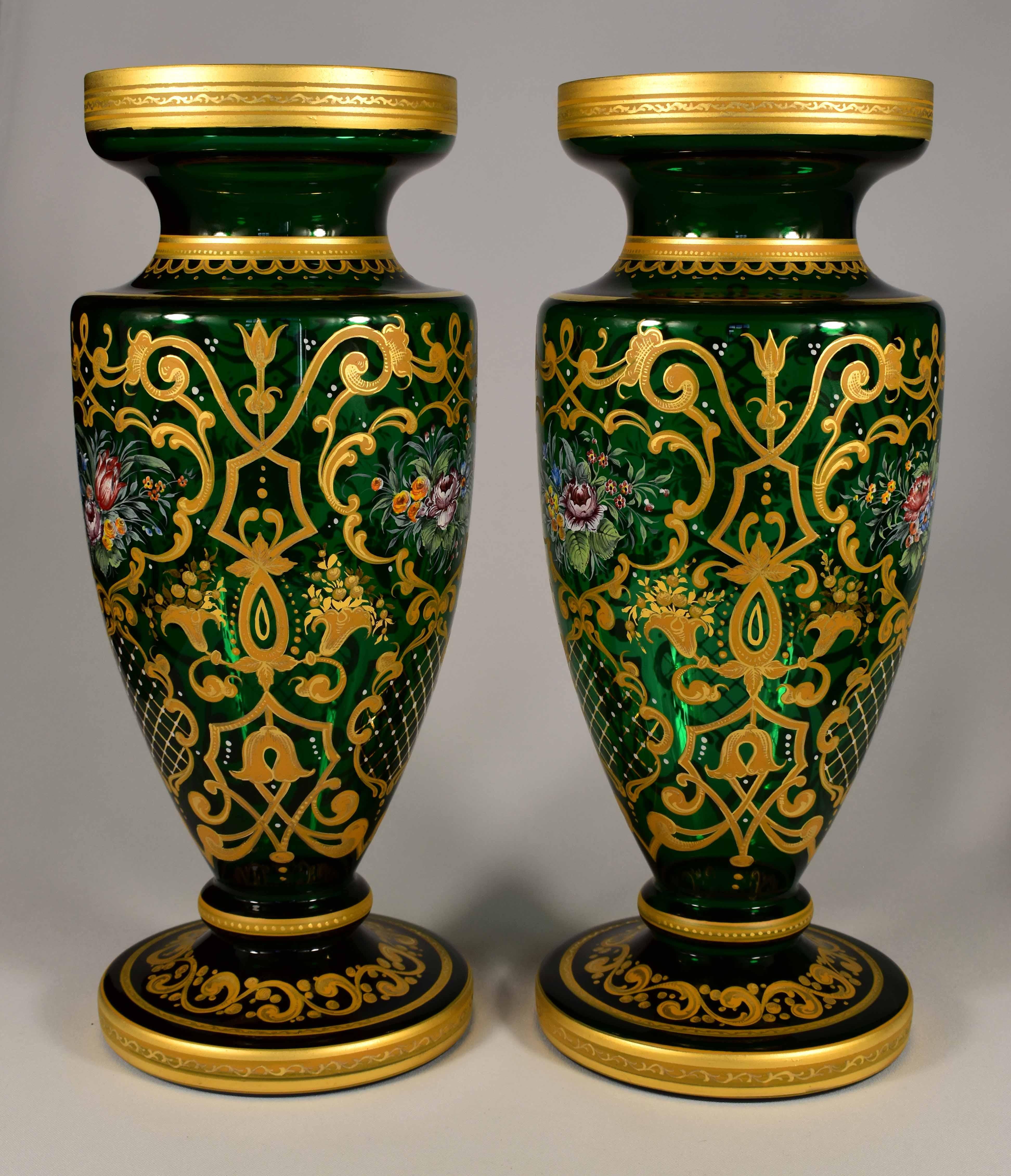 Fait main Magnifique paire de vases peints en verre de Bohème, XXe siècle  en vente