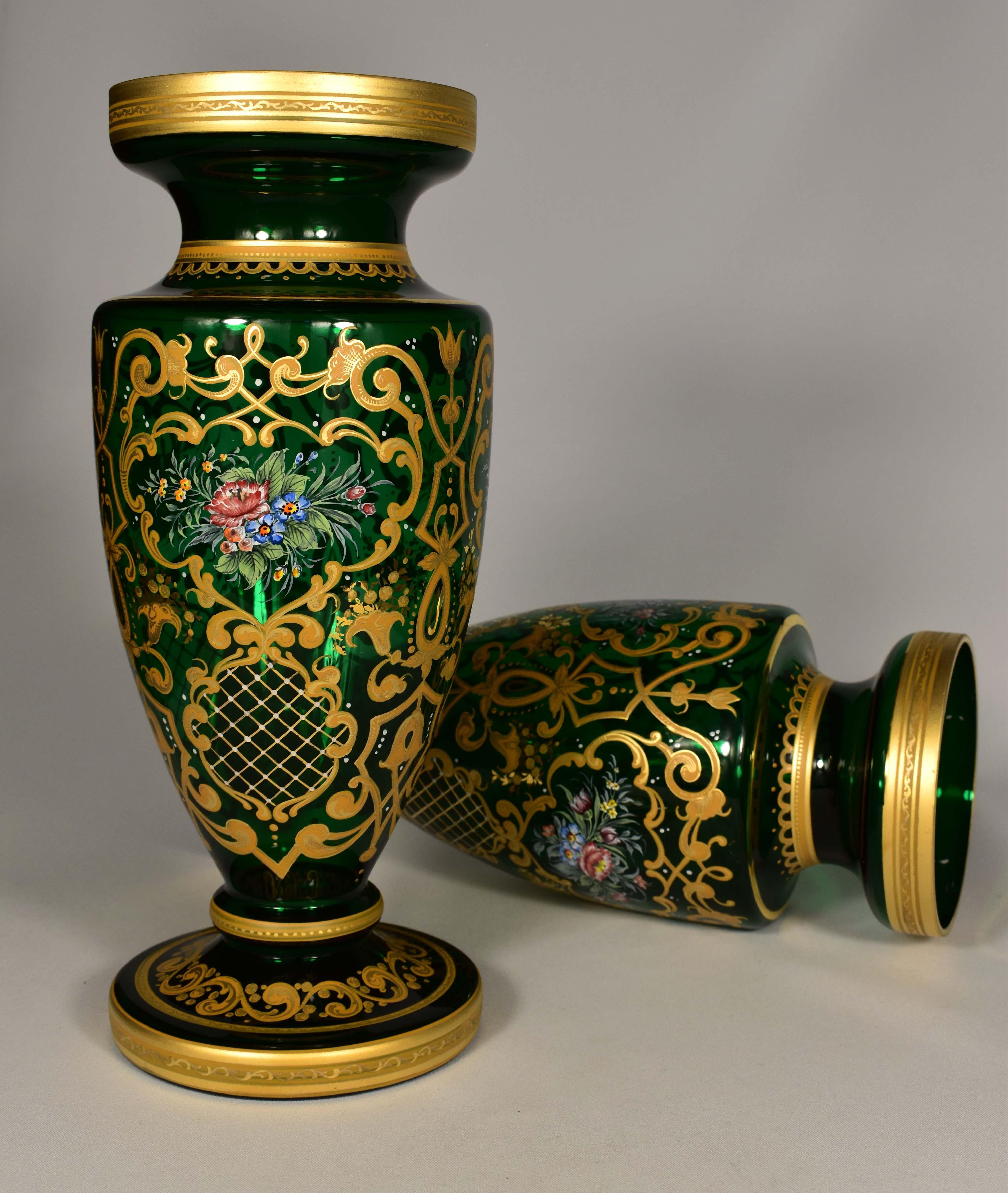 Magnifique paire de vases peints en verre de Bohème, XXe siècle  Bon état - En vente à Nový Bor, CZ