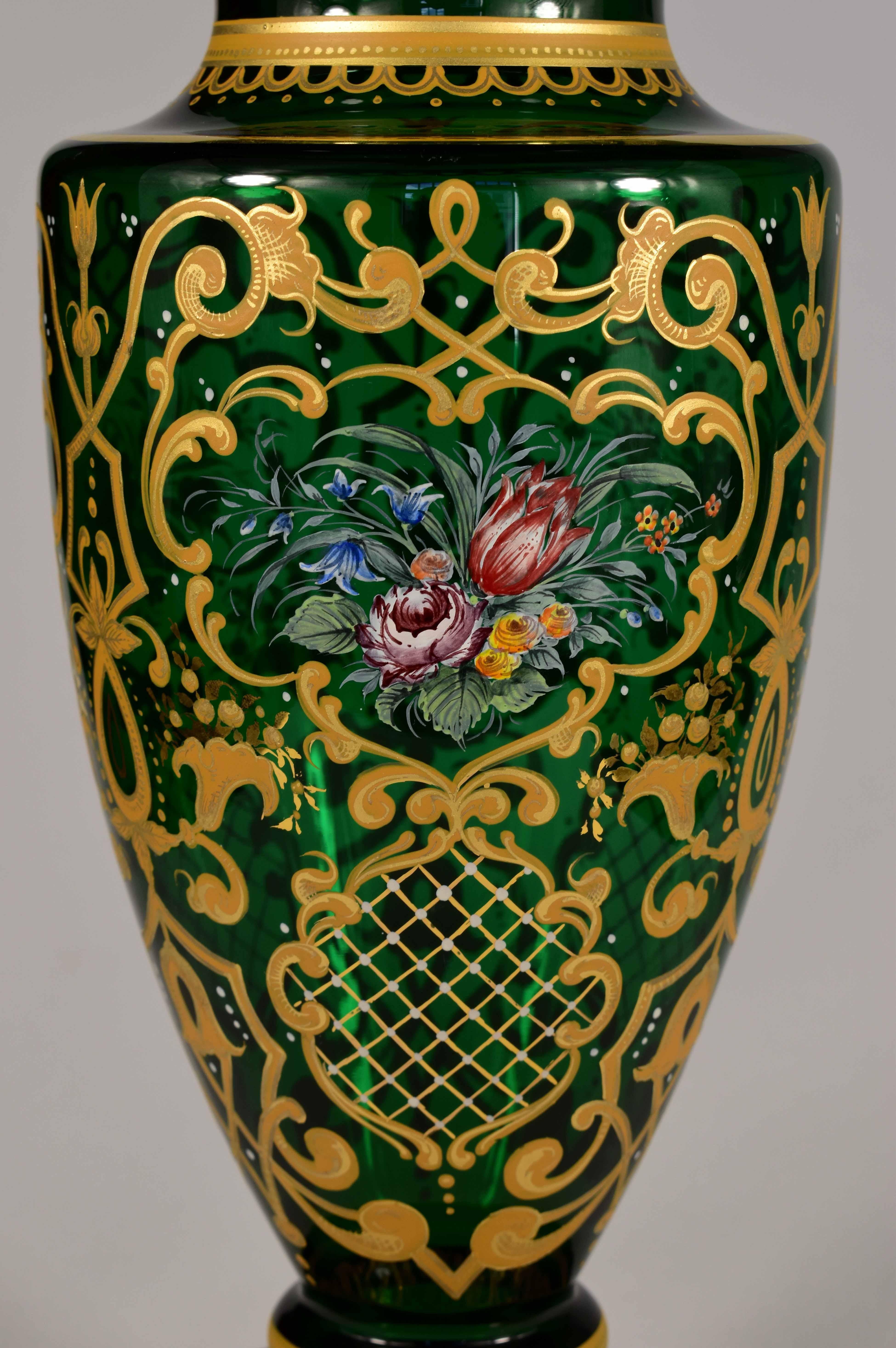 20ième siècle Magnifique paire de vases peints en verre de Bohème, XXe siècle  en vente