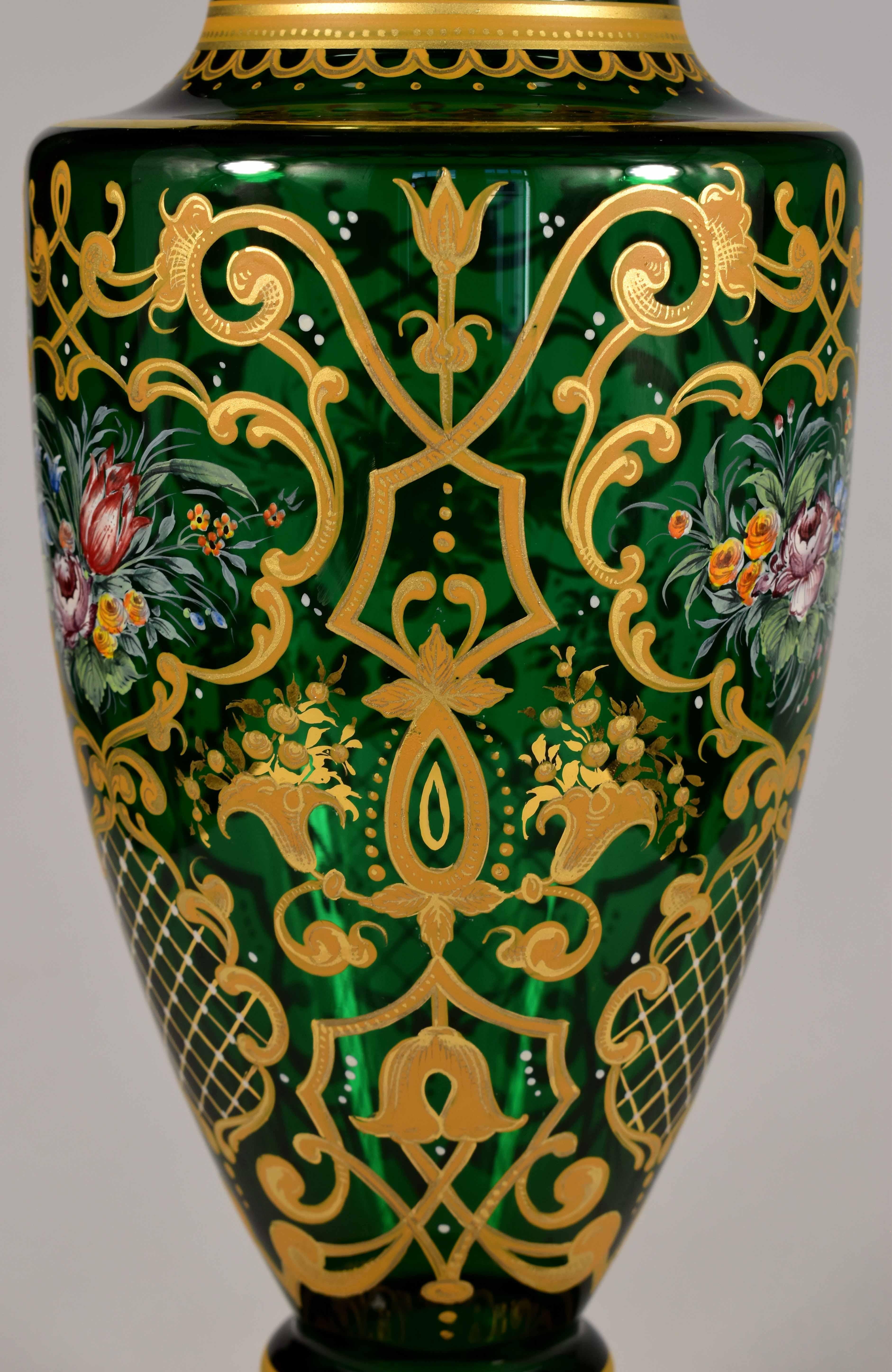 Verre Magnifique paire de vases peints en verre de Bohème, XXe siècle  en vente