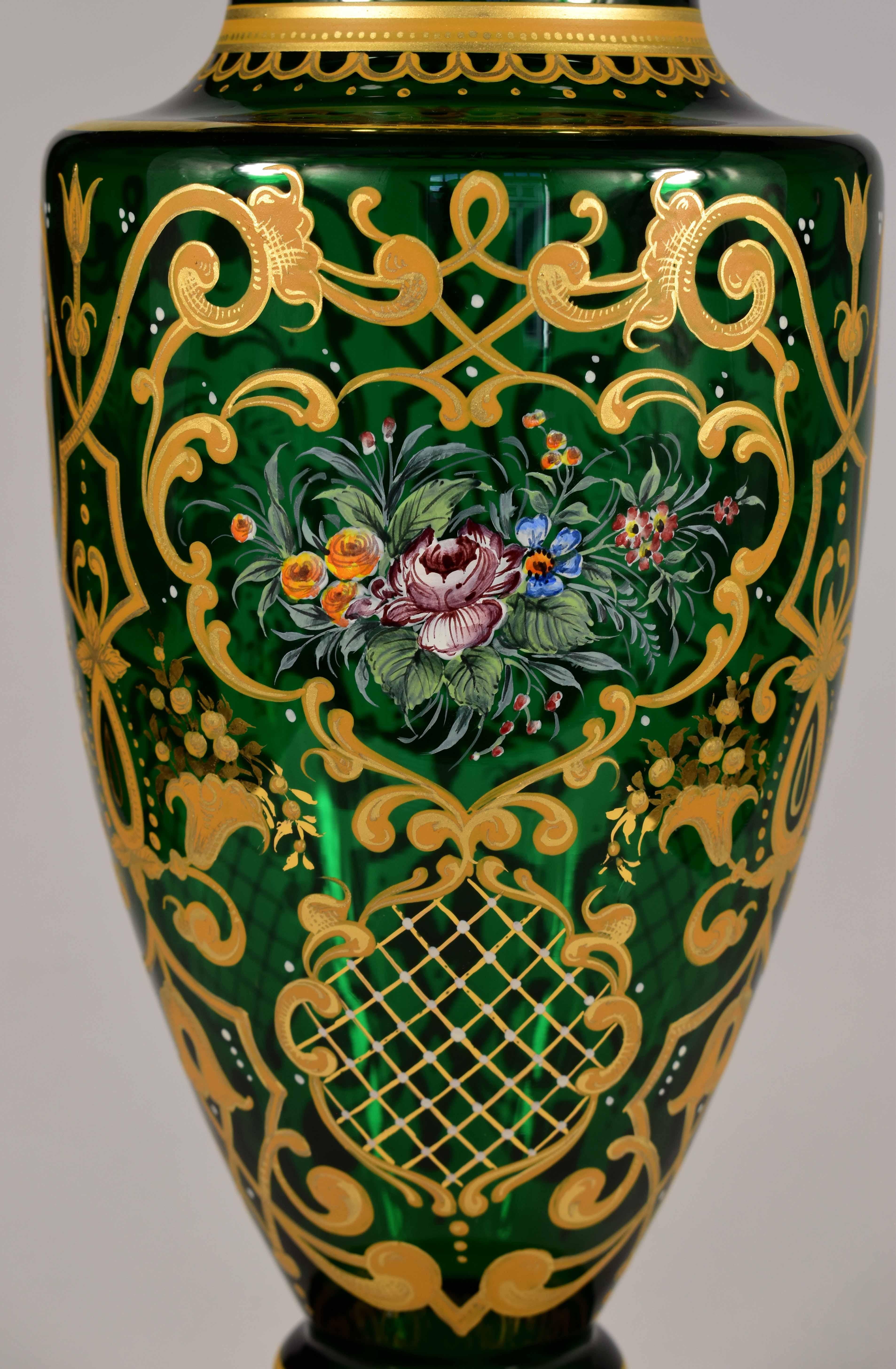 Magnifique paire de vases peints en verre de Bohème, XXe siècle  en vente 1