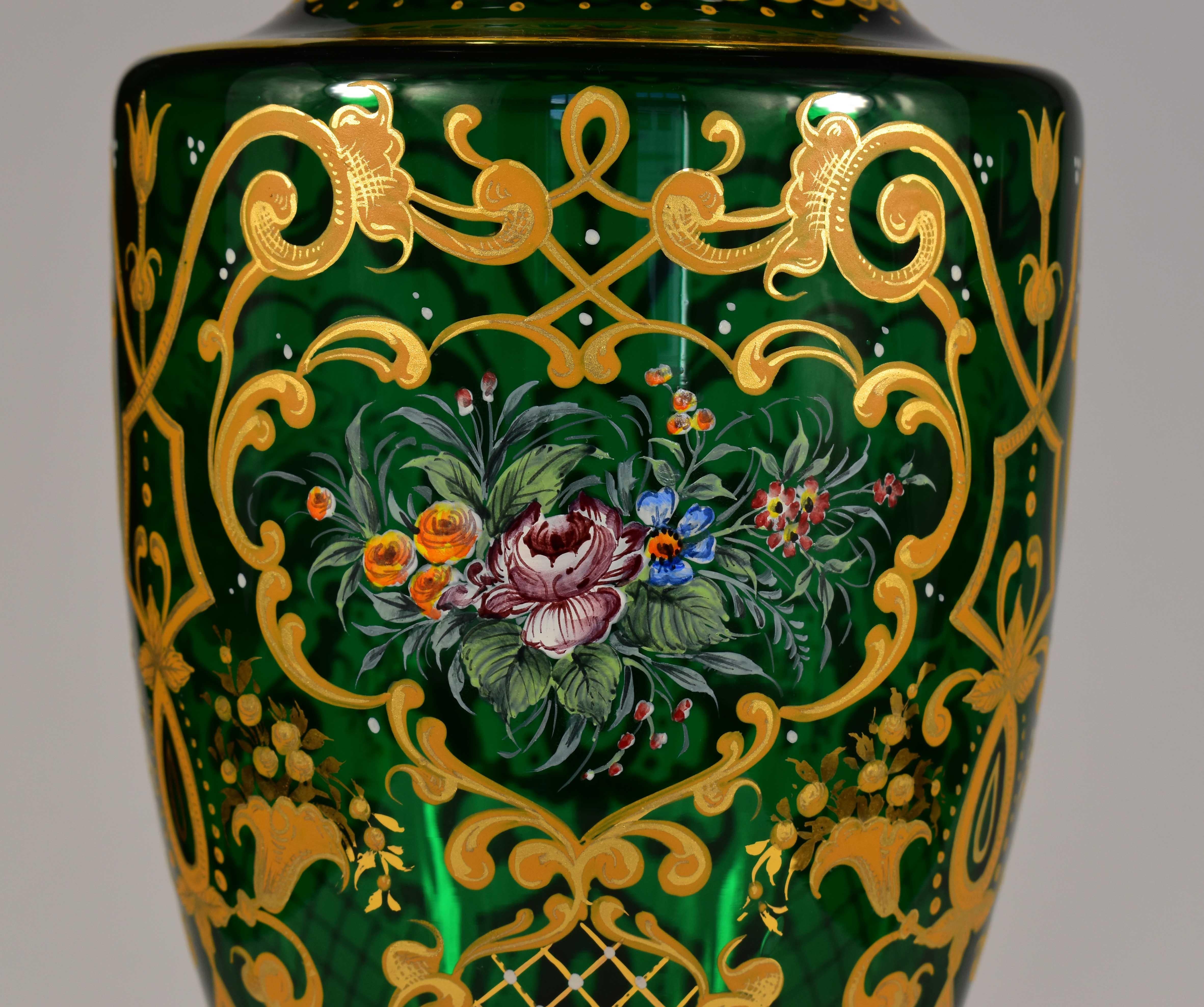 Magnifique paire de vases peints en verre de Bohème, XXe siècle  en vente 2