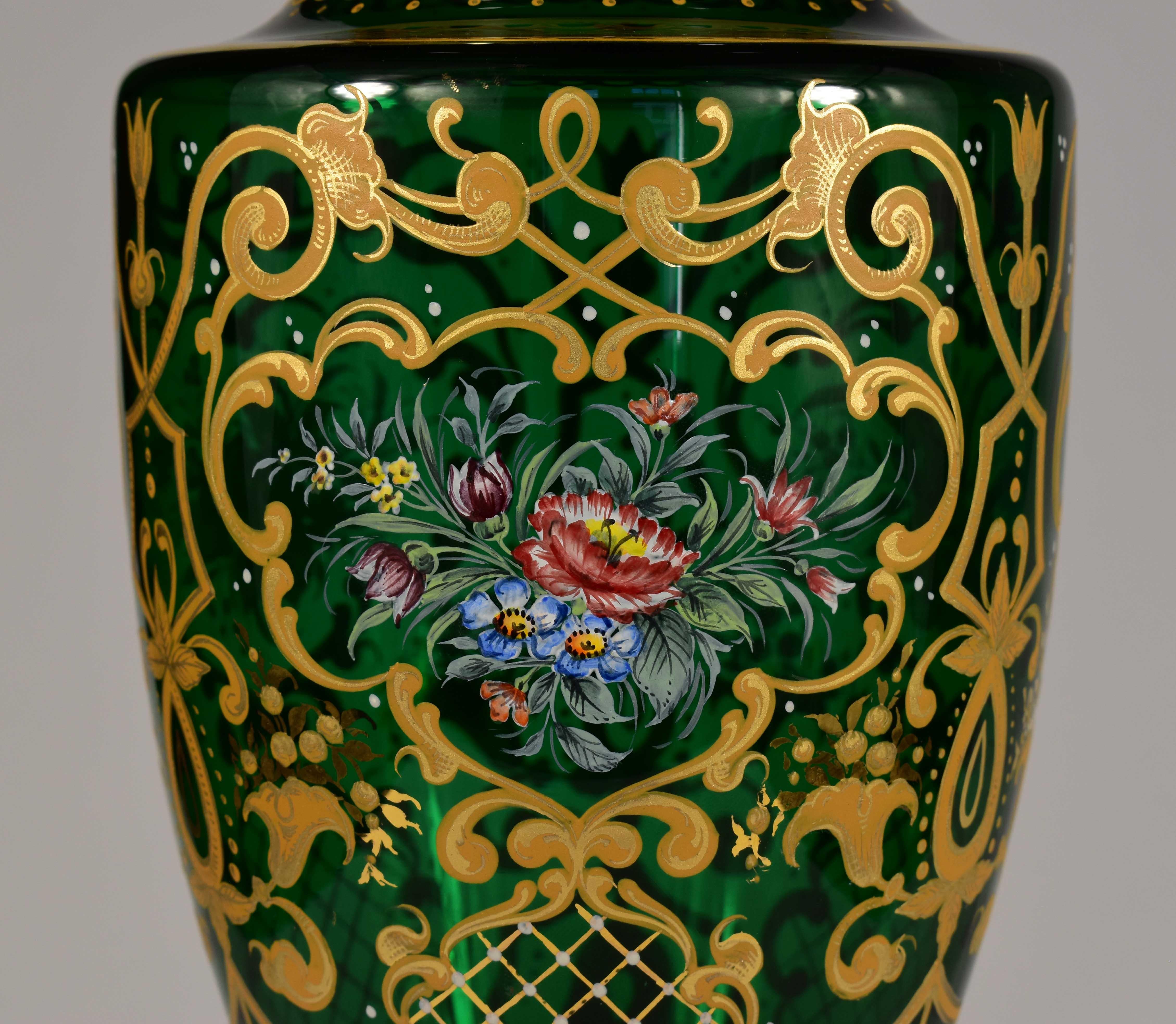 Magnifique paire de vases peints en verre de Bohème, XXe siècle en vente 3
