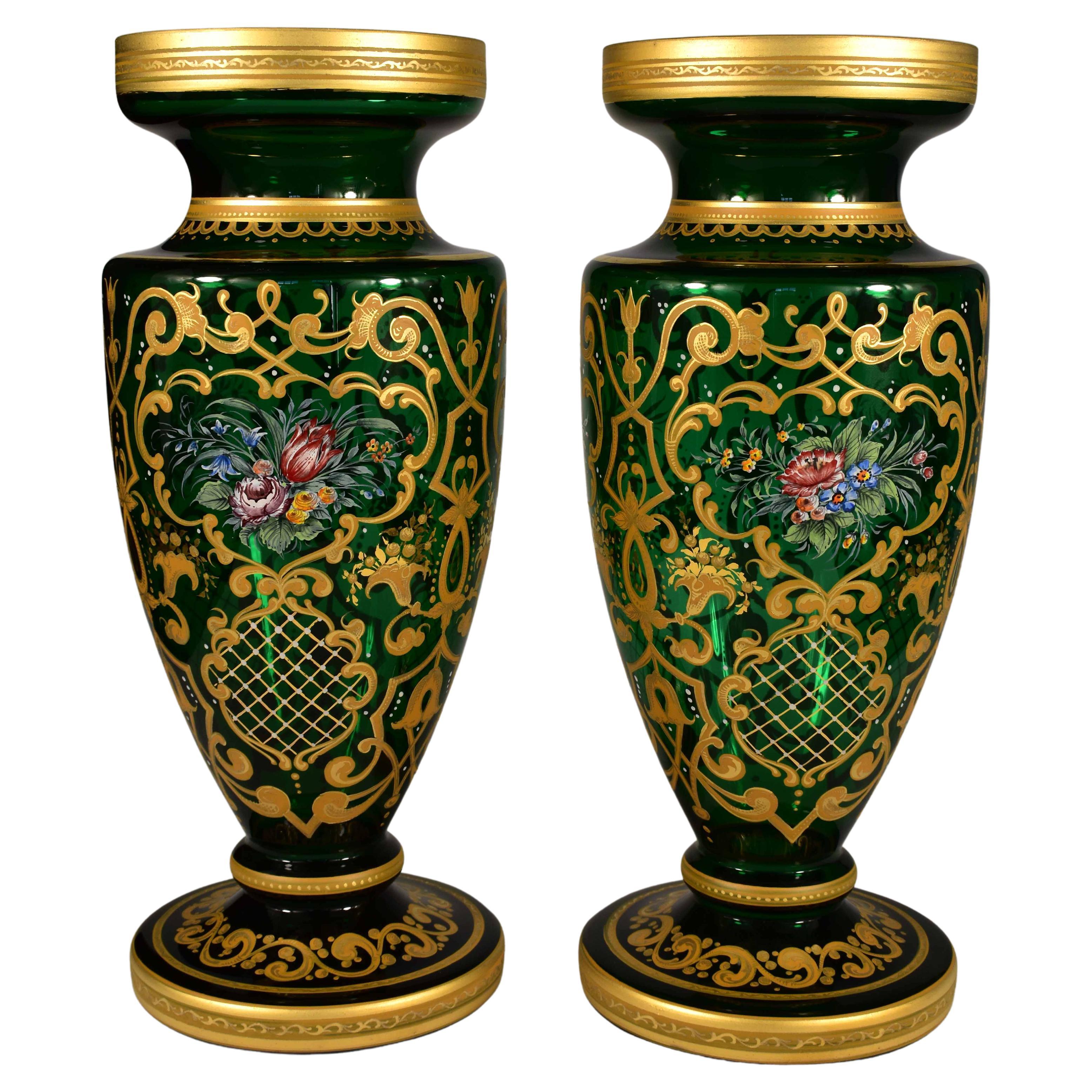 Schönes Paar bemalte Vasen, böhmisches Glas, 20. Jahrhundert 
